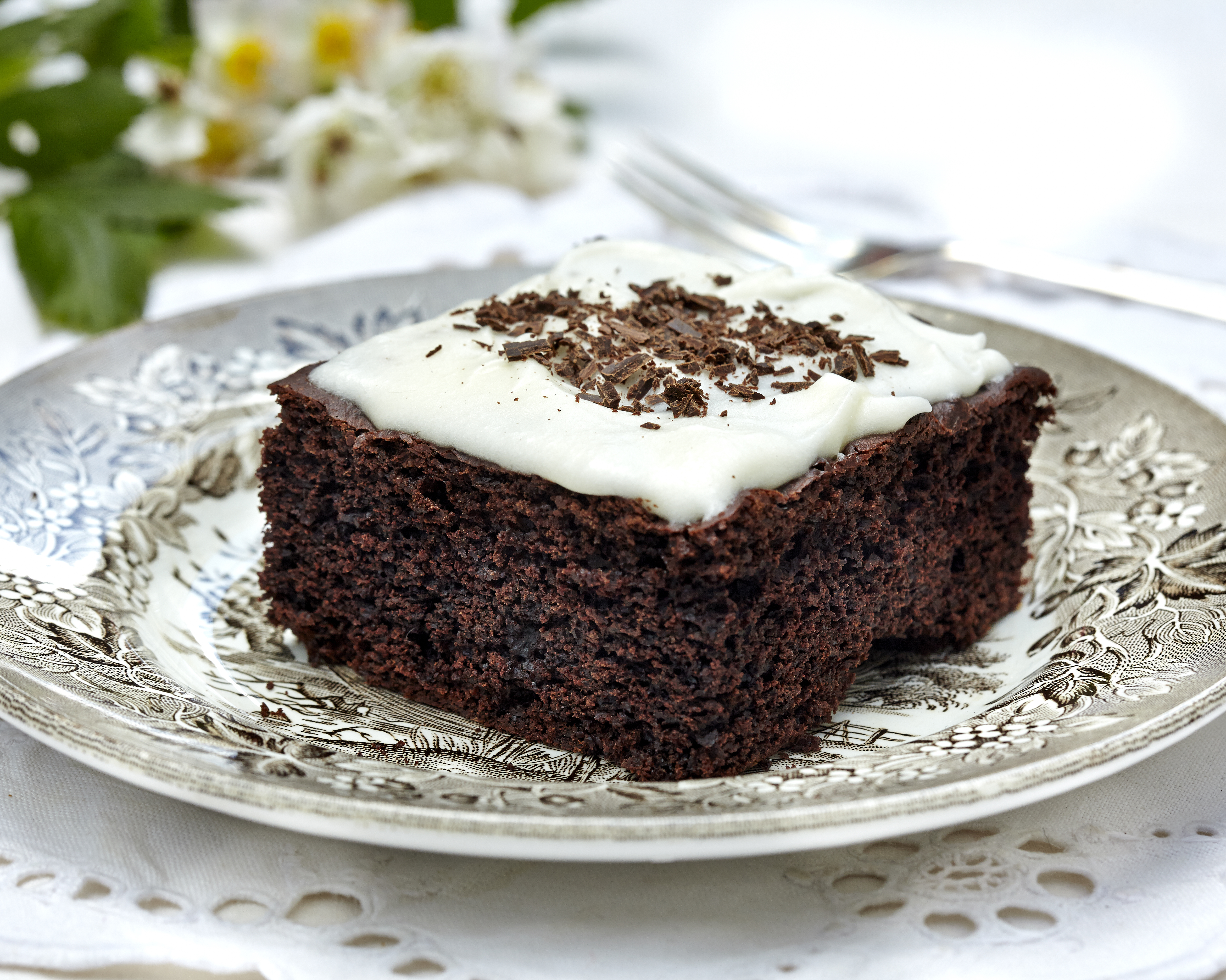 Her får du opskriften på en dejlig svampet chokoladekage med glasur.