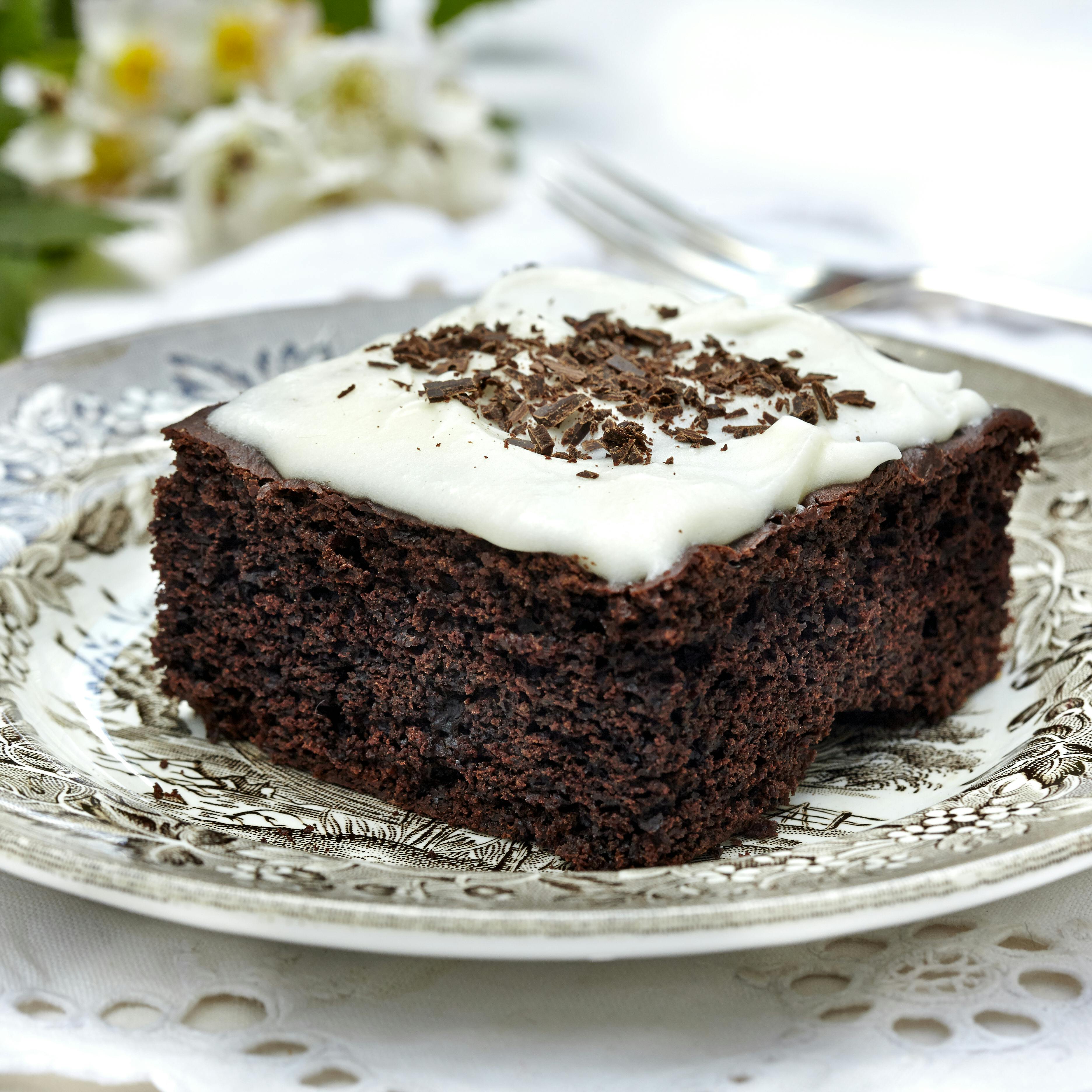 Her får du opskriften på en dejlig svampet chokoladekage med glasur.