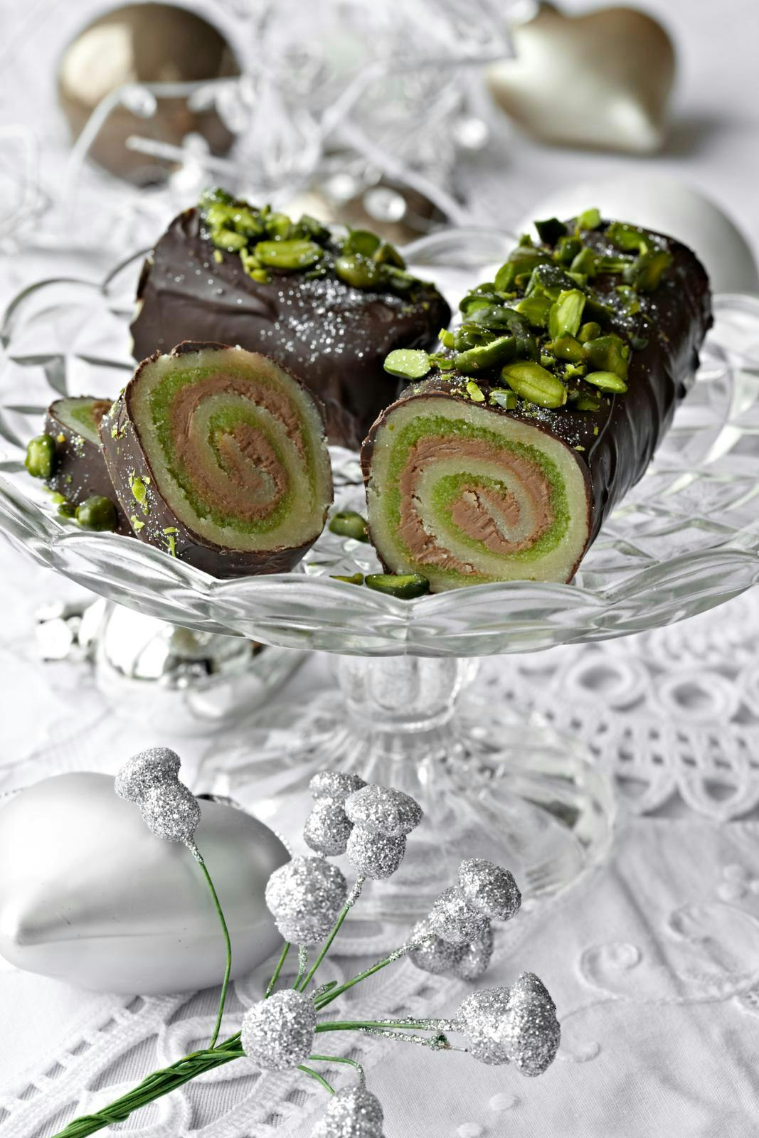 Træstammer/mini roulader med marcipan, nougat, pistacie og chokolade