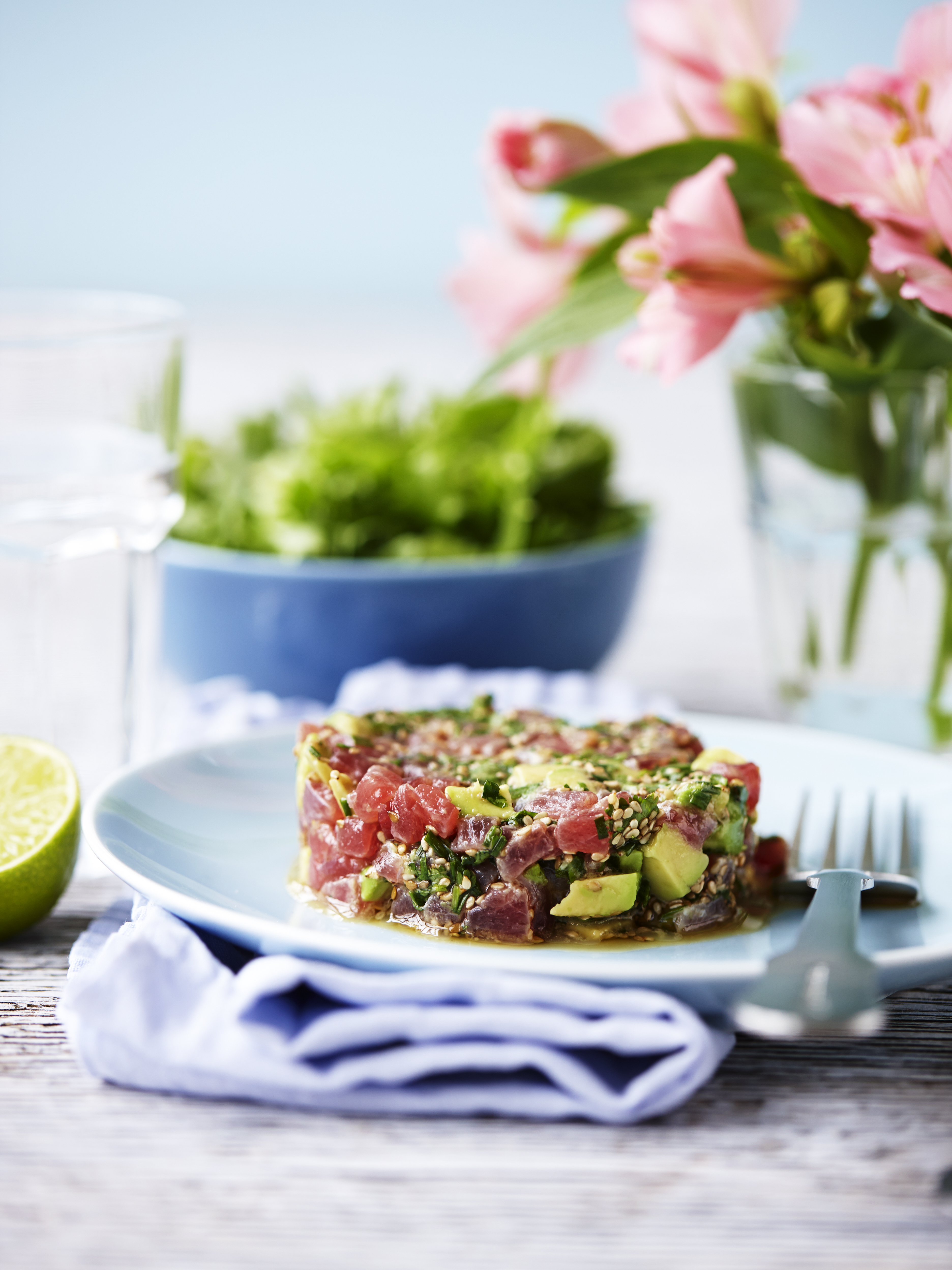 Klassiske fiskeretter. Tuntatar med urter og grøn salat.