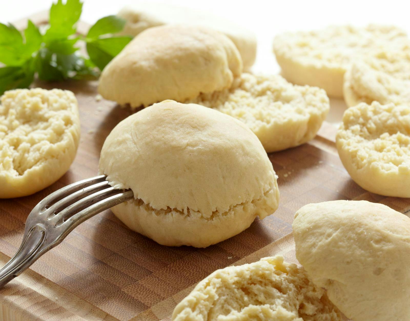 Tvebakker på skærebræt