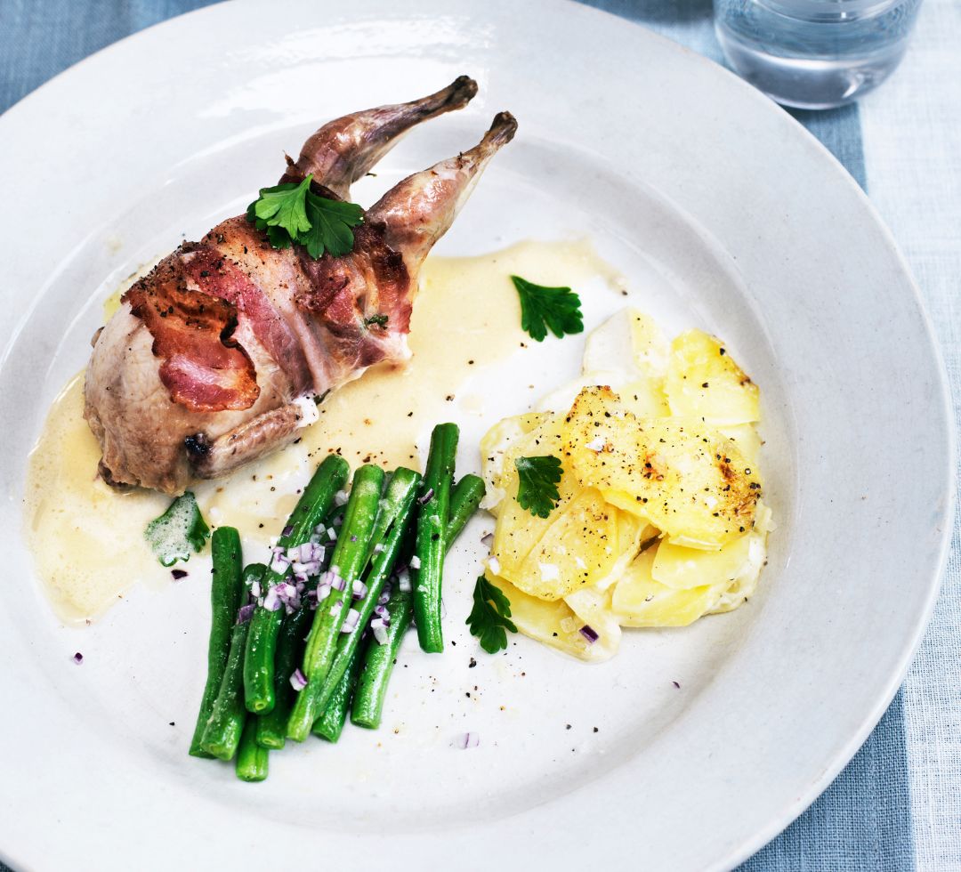 Vagtler i bacon med bønner og flødegratinerede kartofler