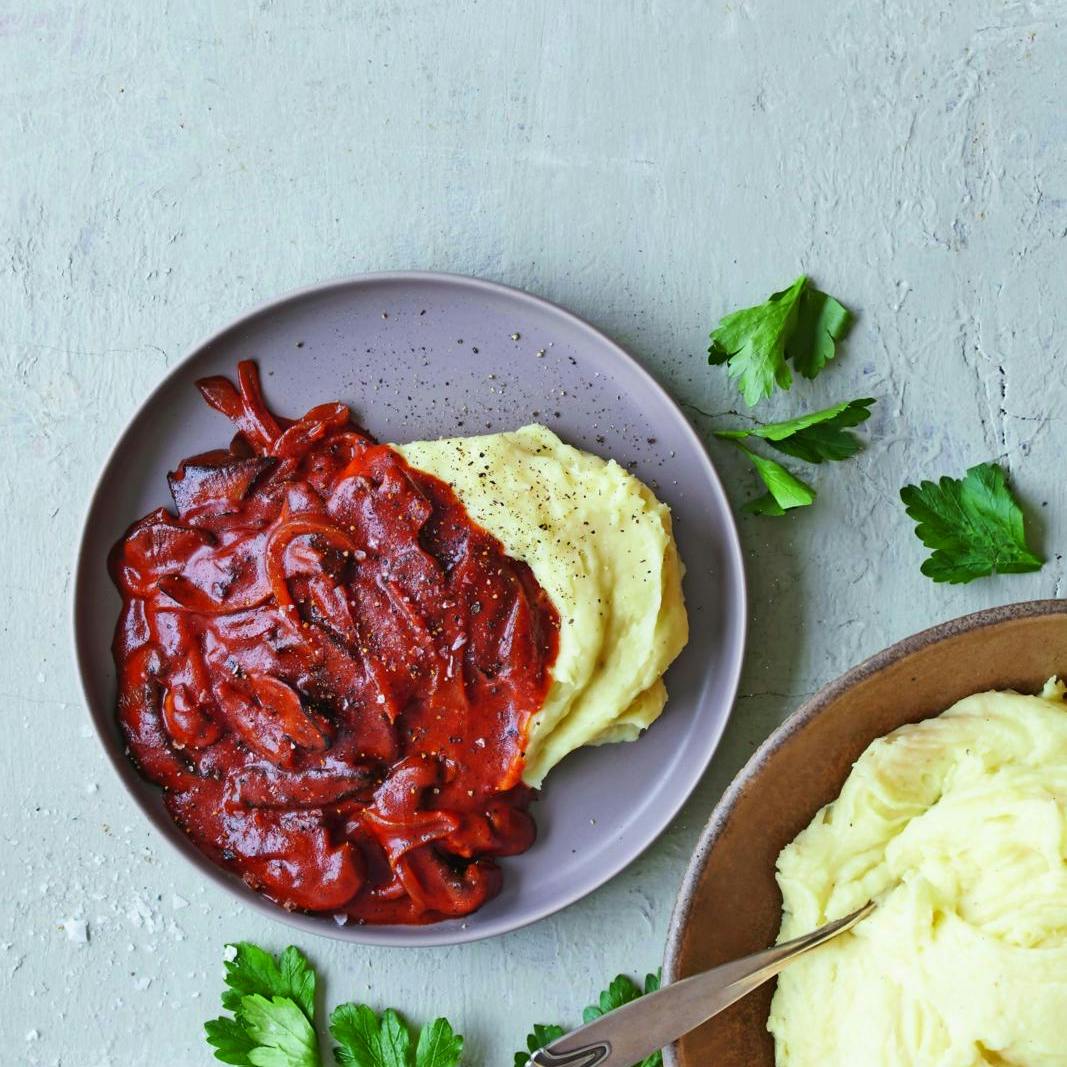 Vegetarisk stroganoff med kartoffelmos på lilla tallerkener