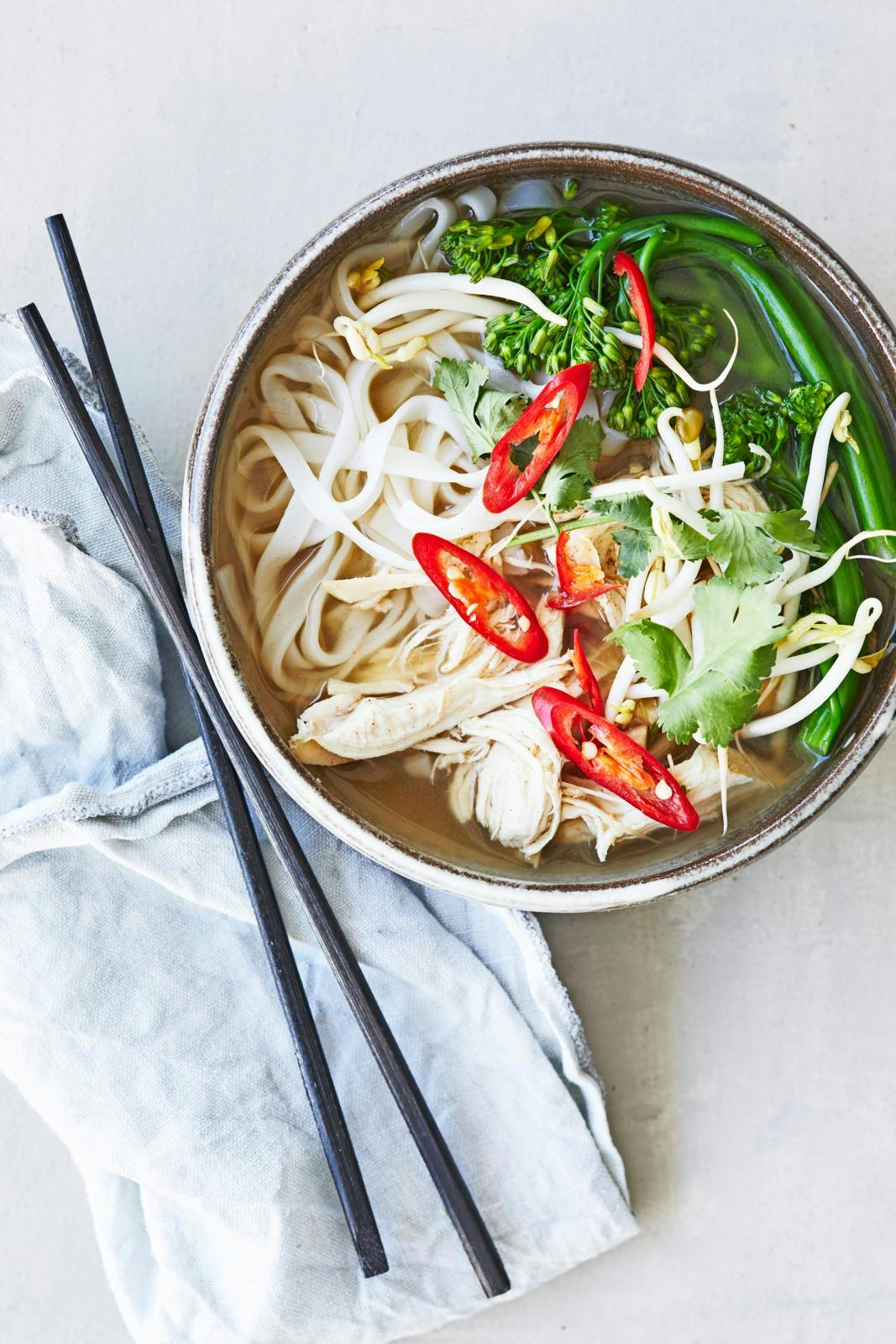 Nem Vietnamesisk pho-suppe med kylling serveret med spisepinde - selvfølgelig