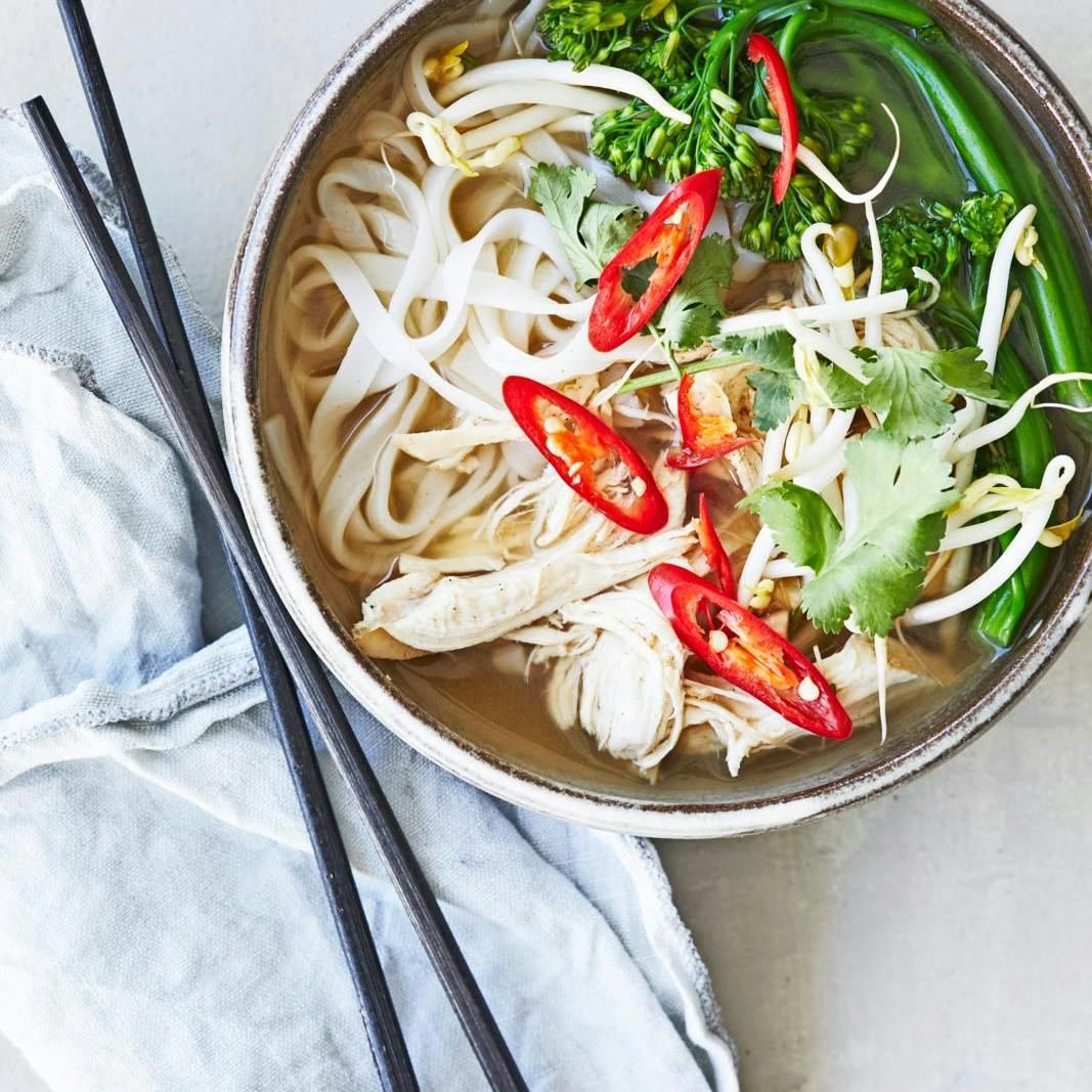 Nem Vietnamesisk pho-suppe med kylling serveret med spisepinde - selvfølgelig