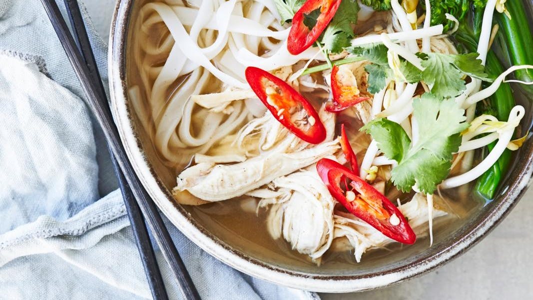 Nem Vietnamesisk pho-suppe med kylling serveret med spisepinde - selvfølgelig