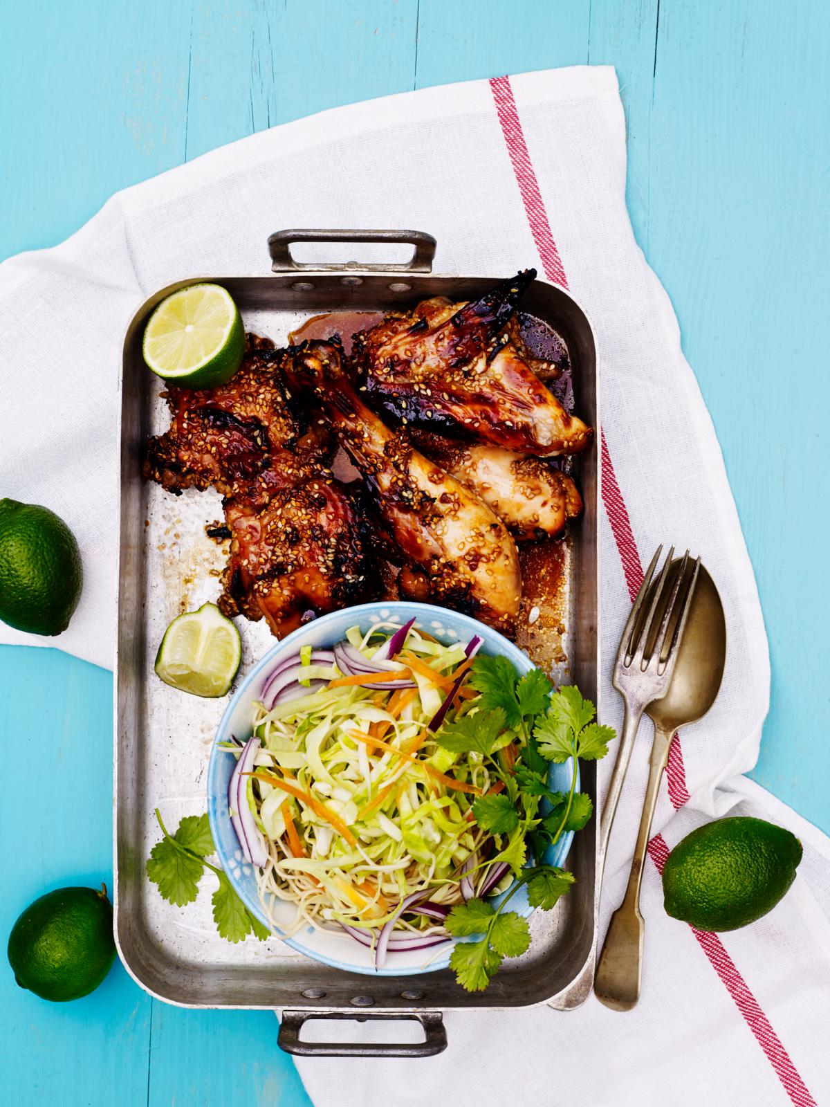 Kylling med honning, hvidløg, sesamfrø og nudelsalat