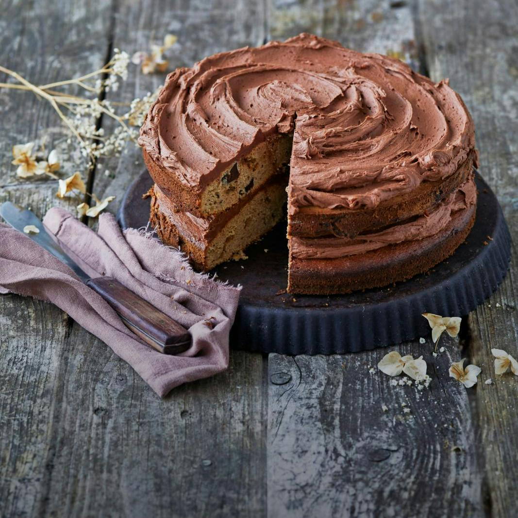 Lækker og svampet banankage-lagkage med chokolade.