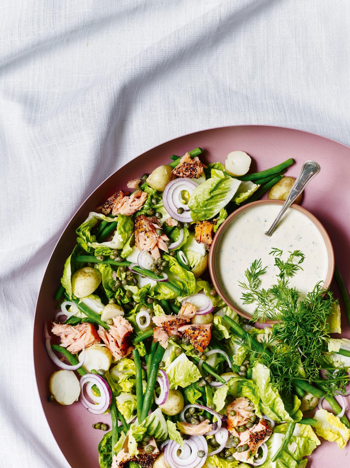 Grøn salat med varmrøget laks og dilddressing 