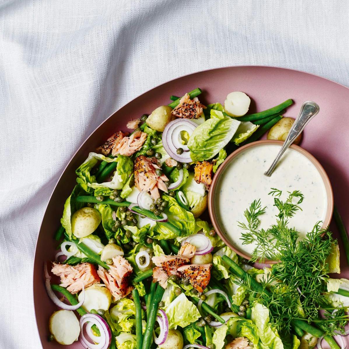 Grøn salat med varmrøget laks og dilddressing 
