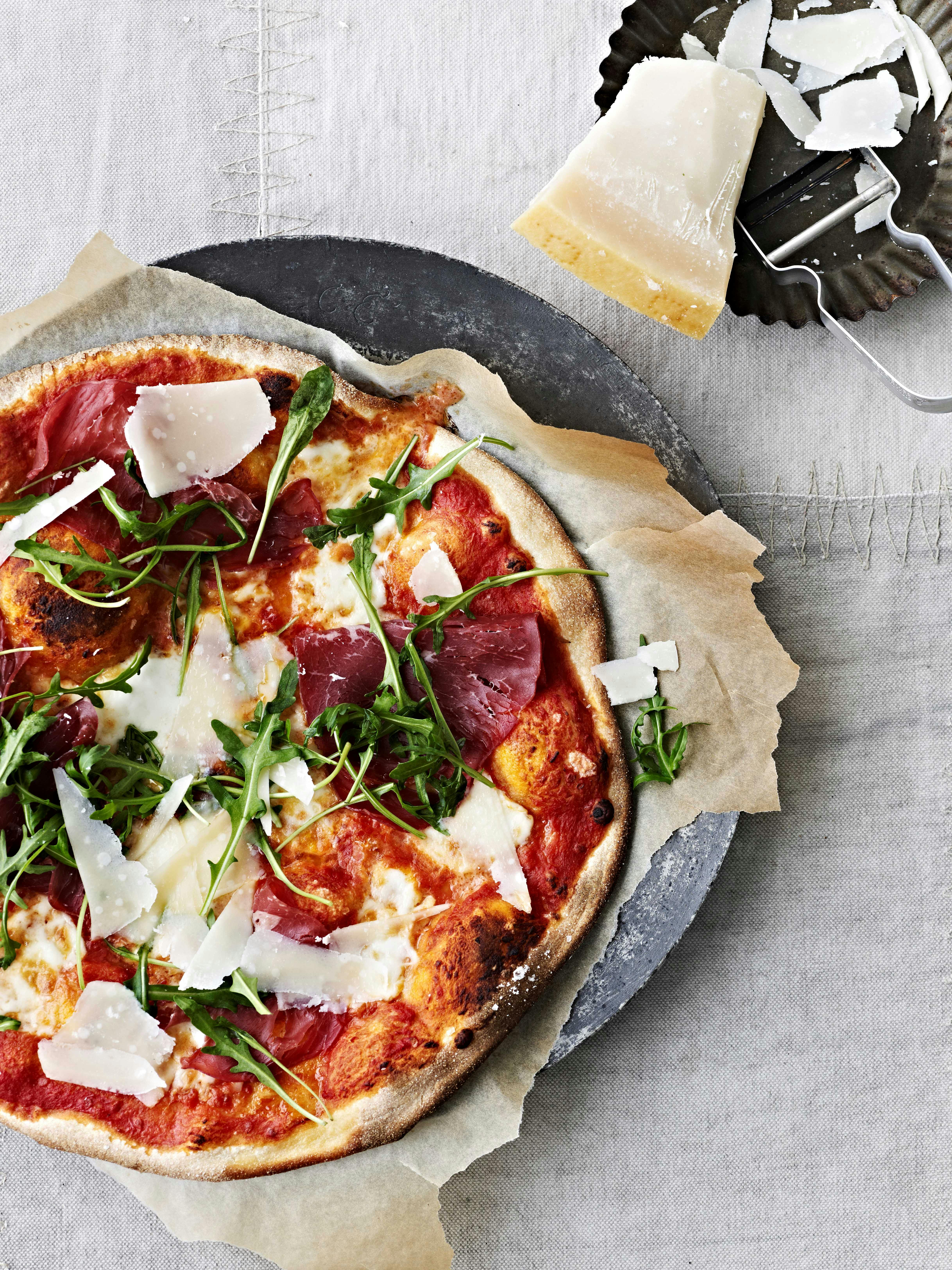 https://imgix.femina.dk/2023-11-13/pizza-med-bresaola-og-parmesan.jpg