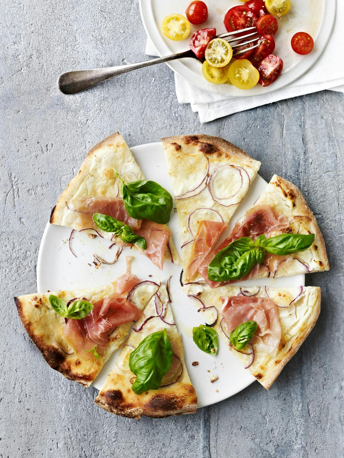 https://imgix.femina.dk/2023-11-13/pizza-med-ricotta-og-parmaskinke.jpg