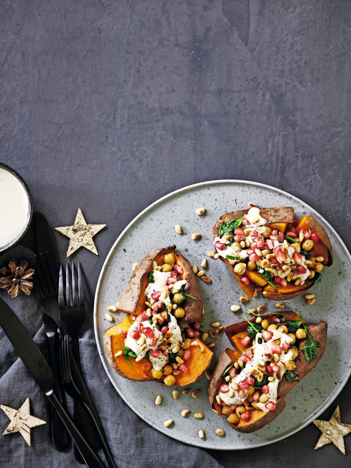 Opskrift på bagte søde kartofler med spinat, kikærter og tahindressing