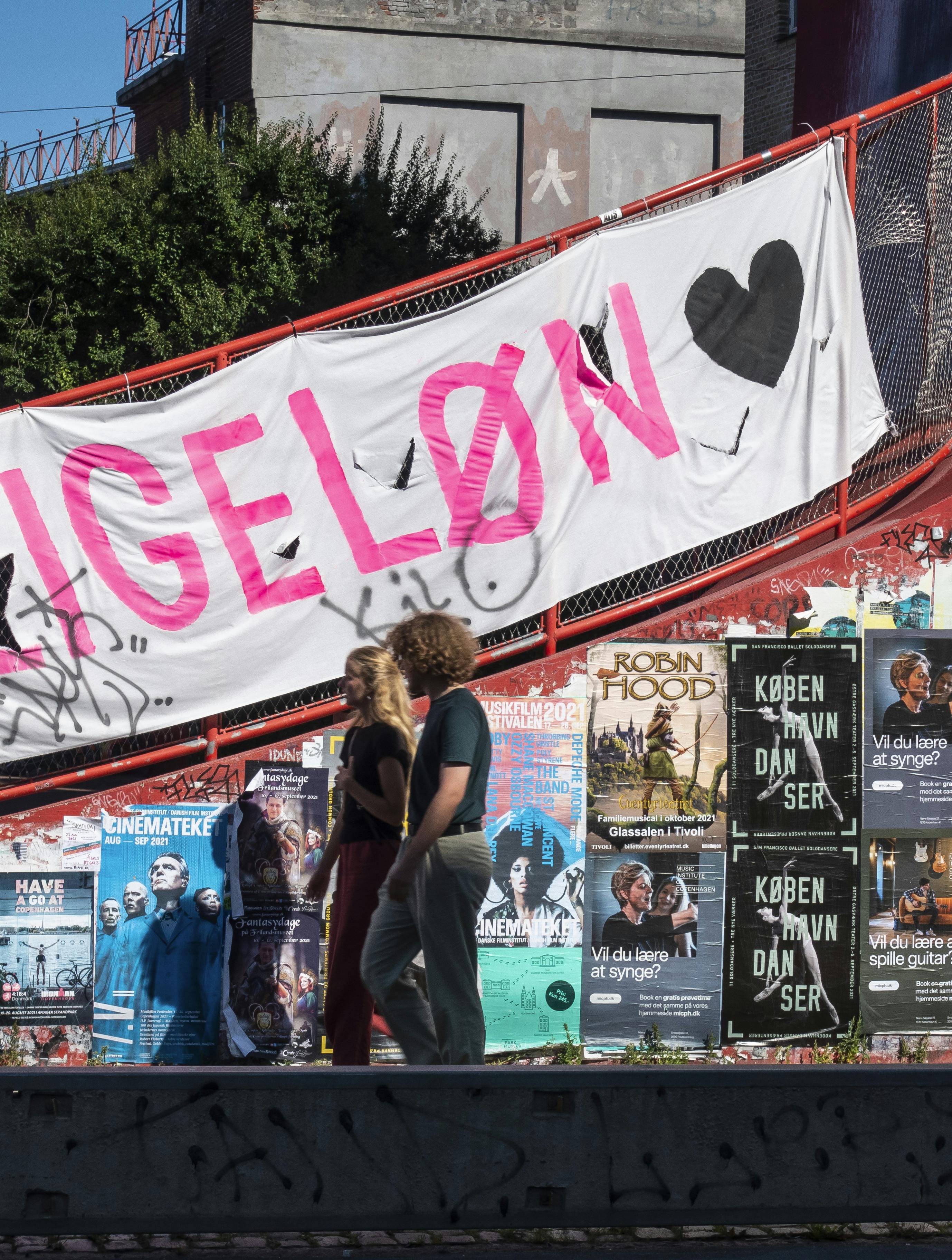 Lige Løn står på banner på Nørrebro – sympati for konflikt og for strejken, hvor sygeplejerskerne i mange år har forsøgt at få mere i løn, få ligestilling og ligeløn