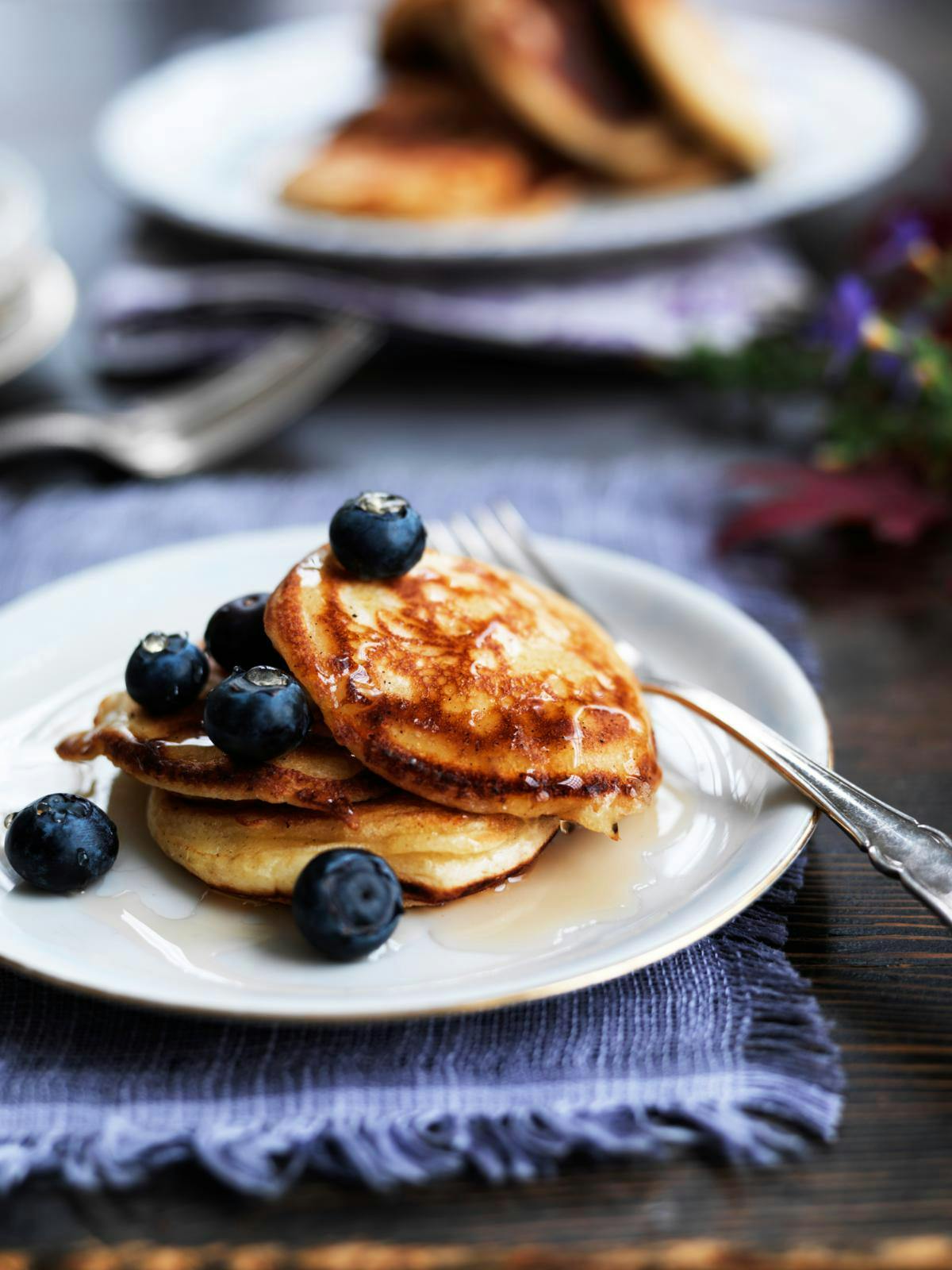 Amerikanske pandekager med blåbær og sirup
