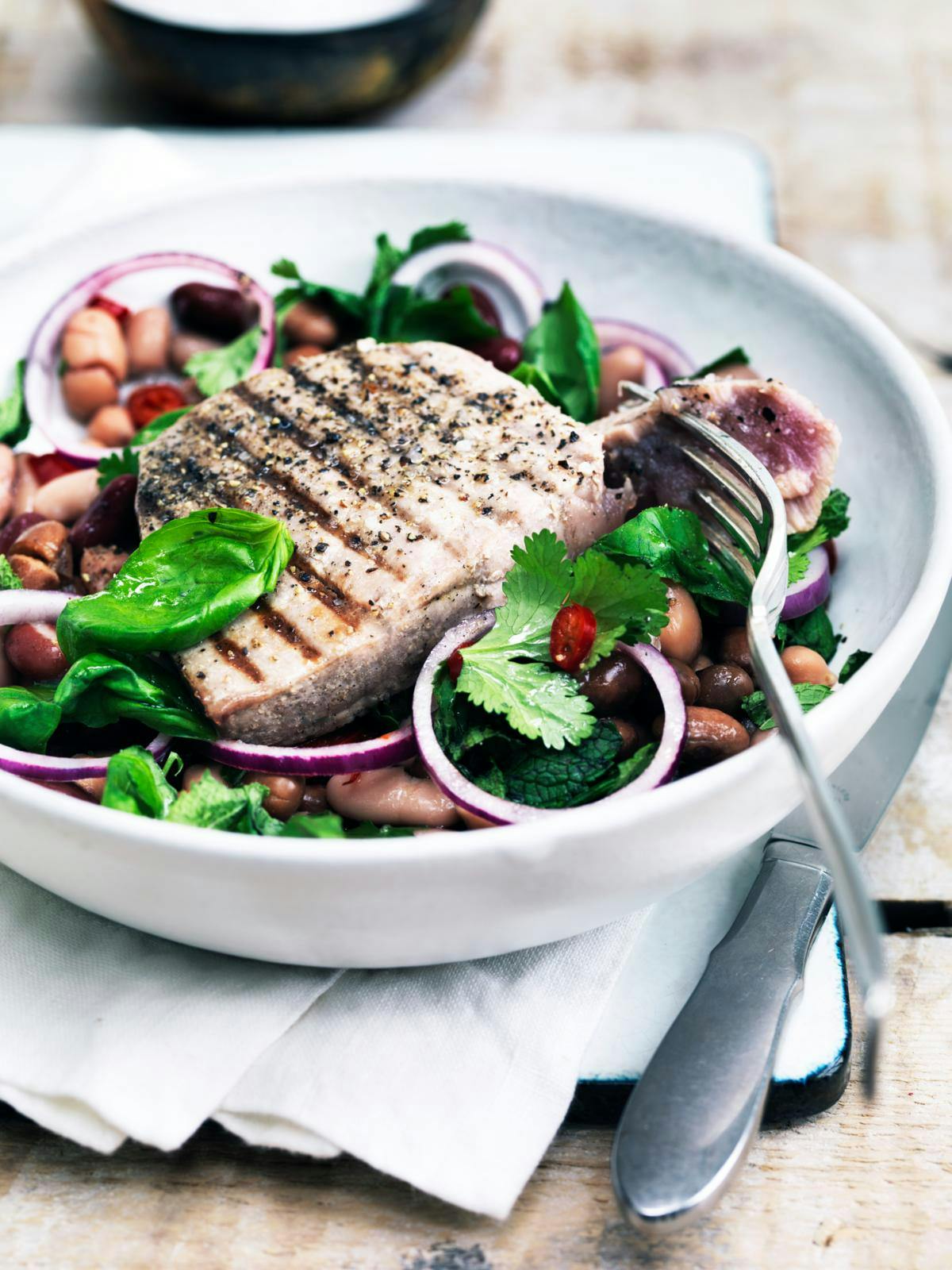 Grillet tunbøf med bønnesalat