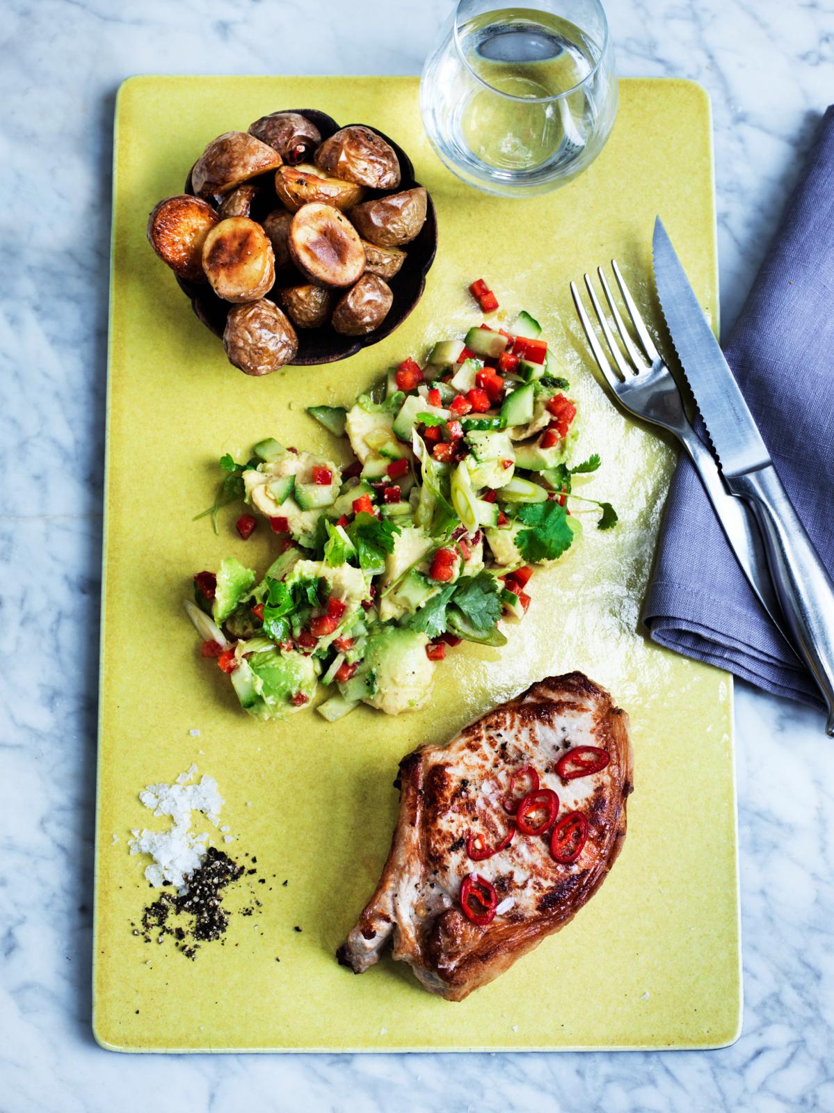 Koteletter med ovnstegte kartofler og avocadosalat