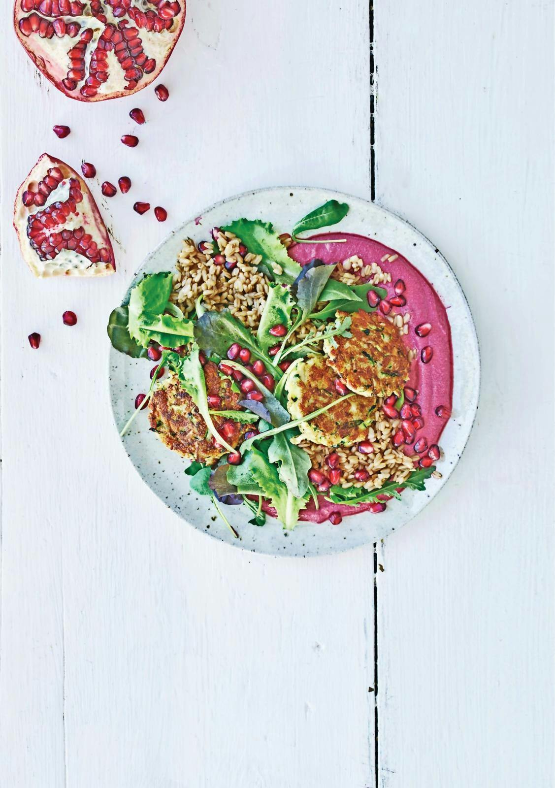 Grønne frikadeller med halloumi og rødbedehummus