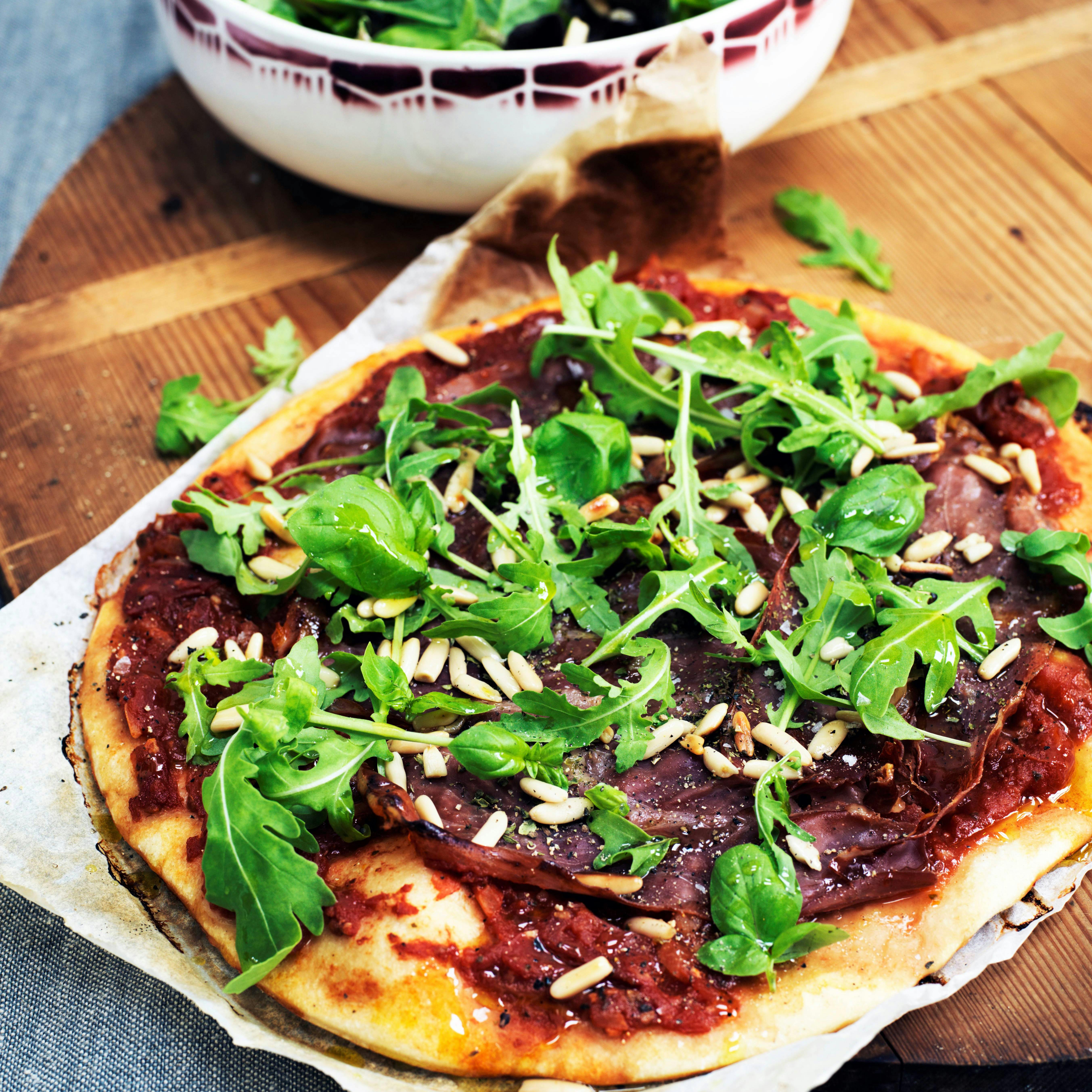 Pizza med parmaskinke og rucola