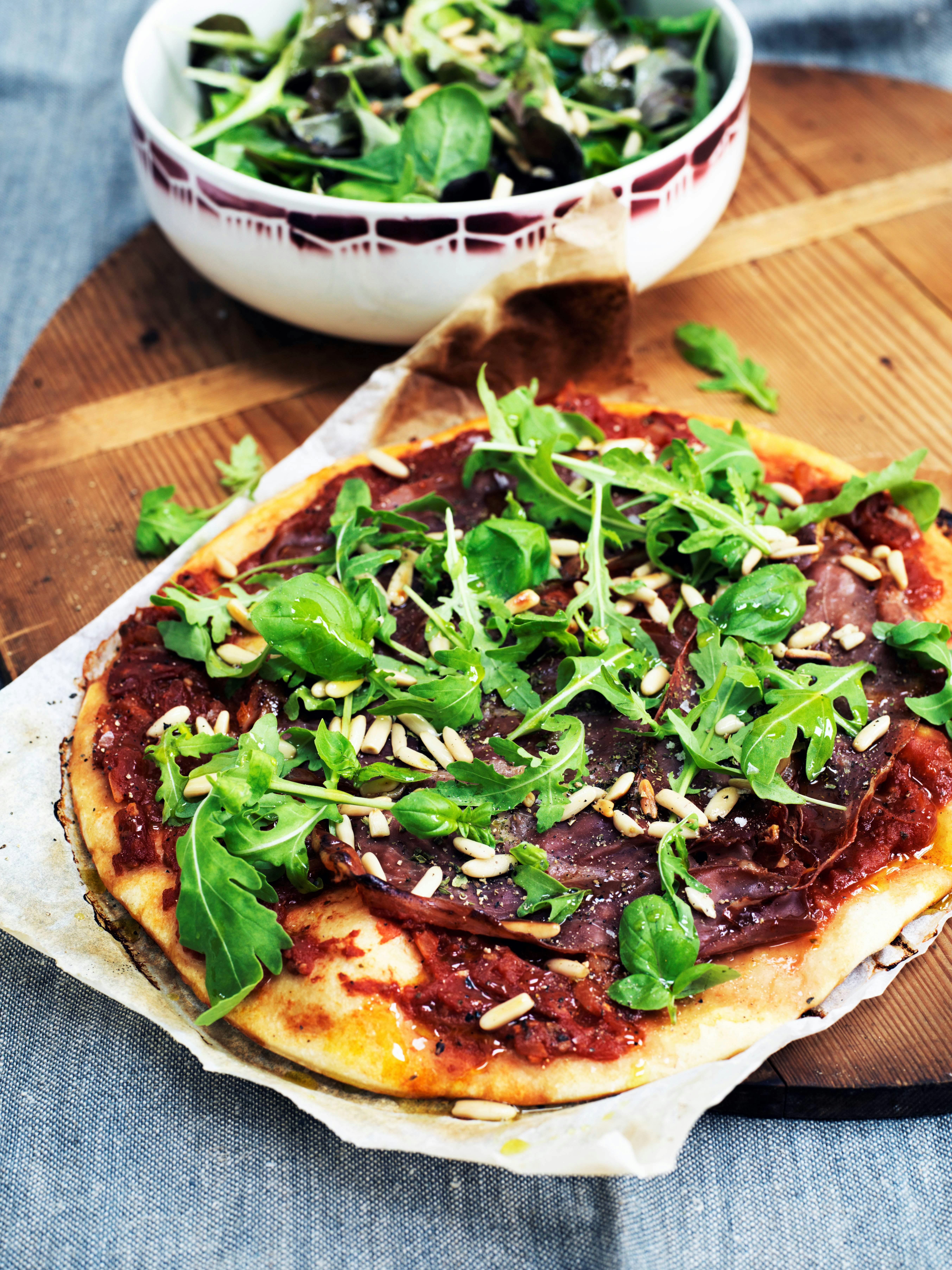 Pizza med parmaskinke og rucola