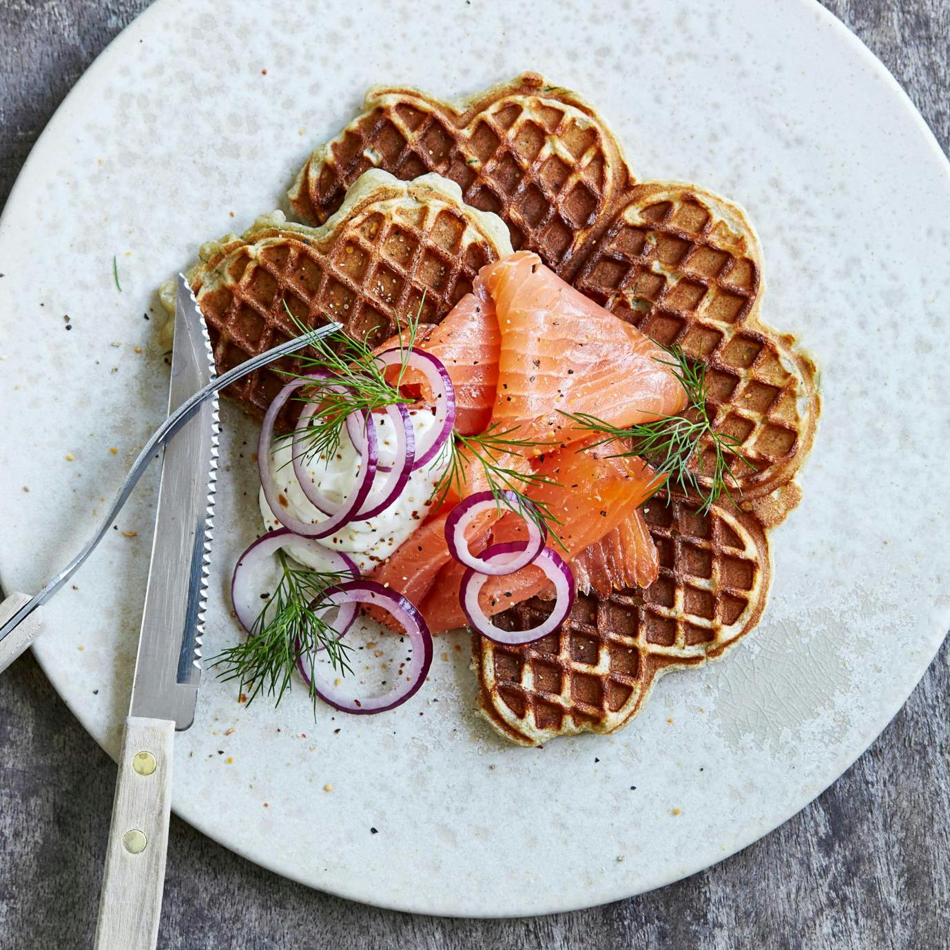 Kartoffelvafler med røget laks