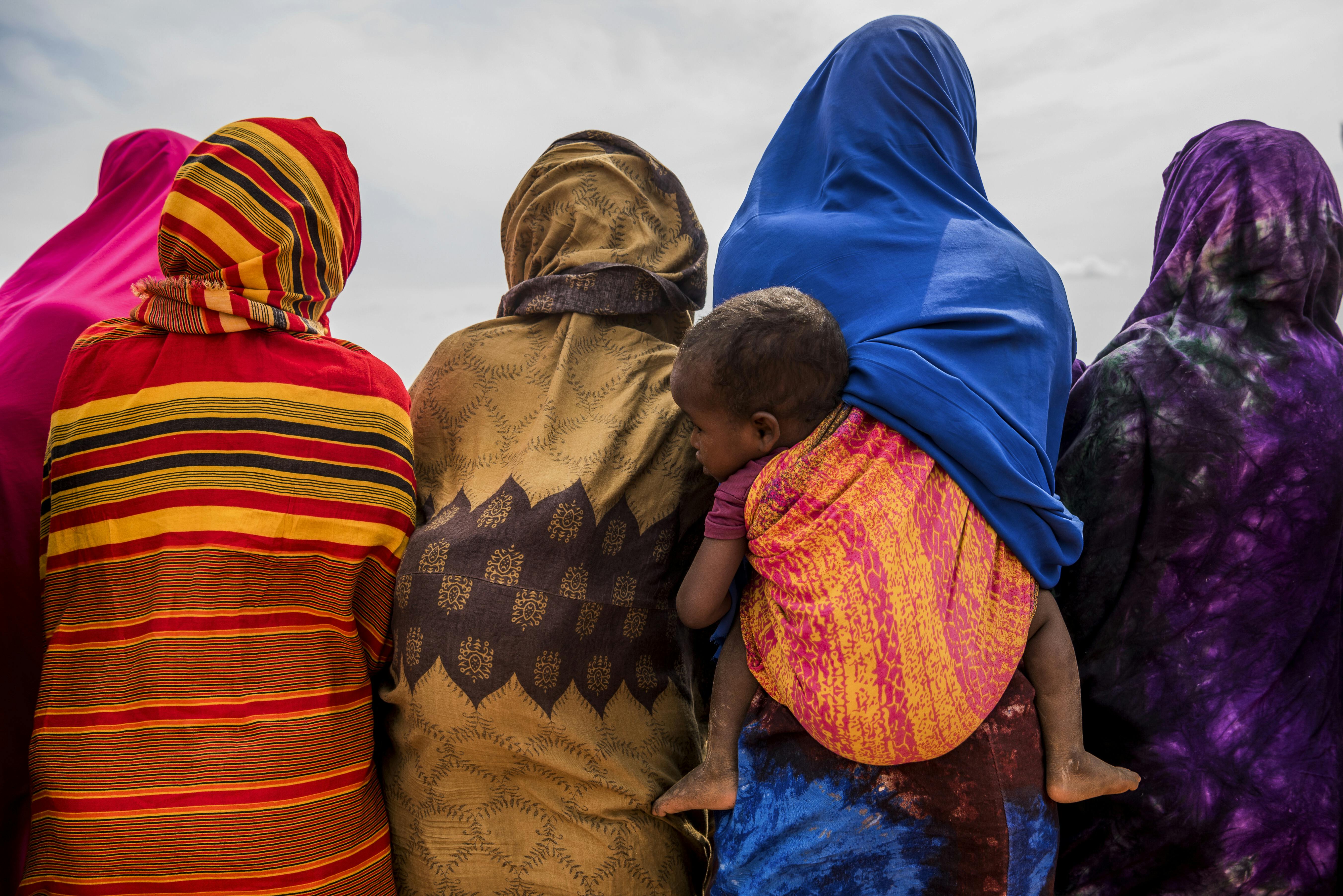 Omfattende tørke hærger store dele af Etiopien, hvor omkring 8, 5 millioner mennesker skønnes at have behov for humanitær fødevarehjælp. Kvinder venter med deres børn, ved sundheds klinik i Haar Uus.