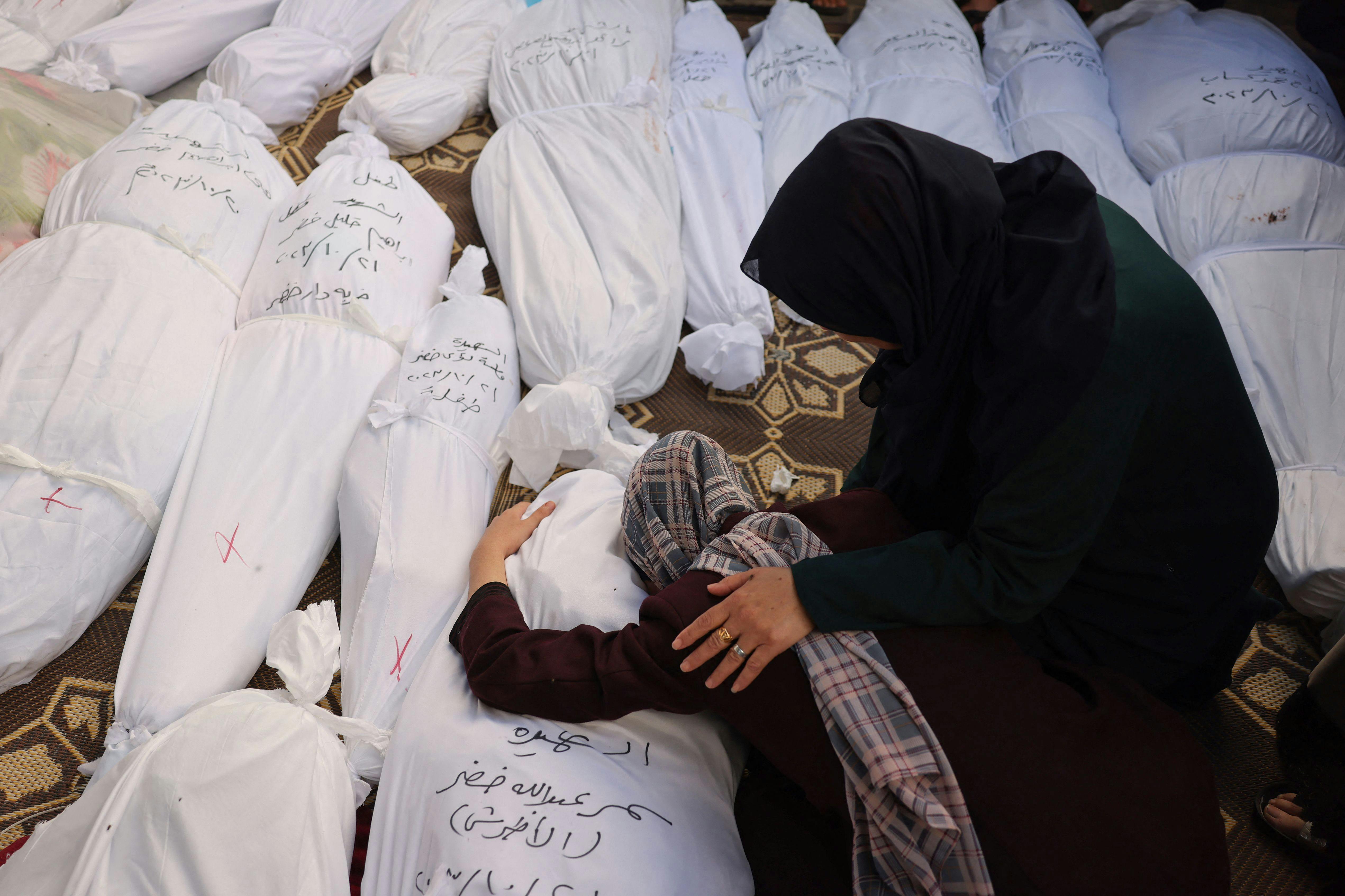 En kvinde finder sin søsters lig efter et israelsk bombardement i Rafah i det sydlige Gaza.