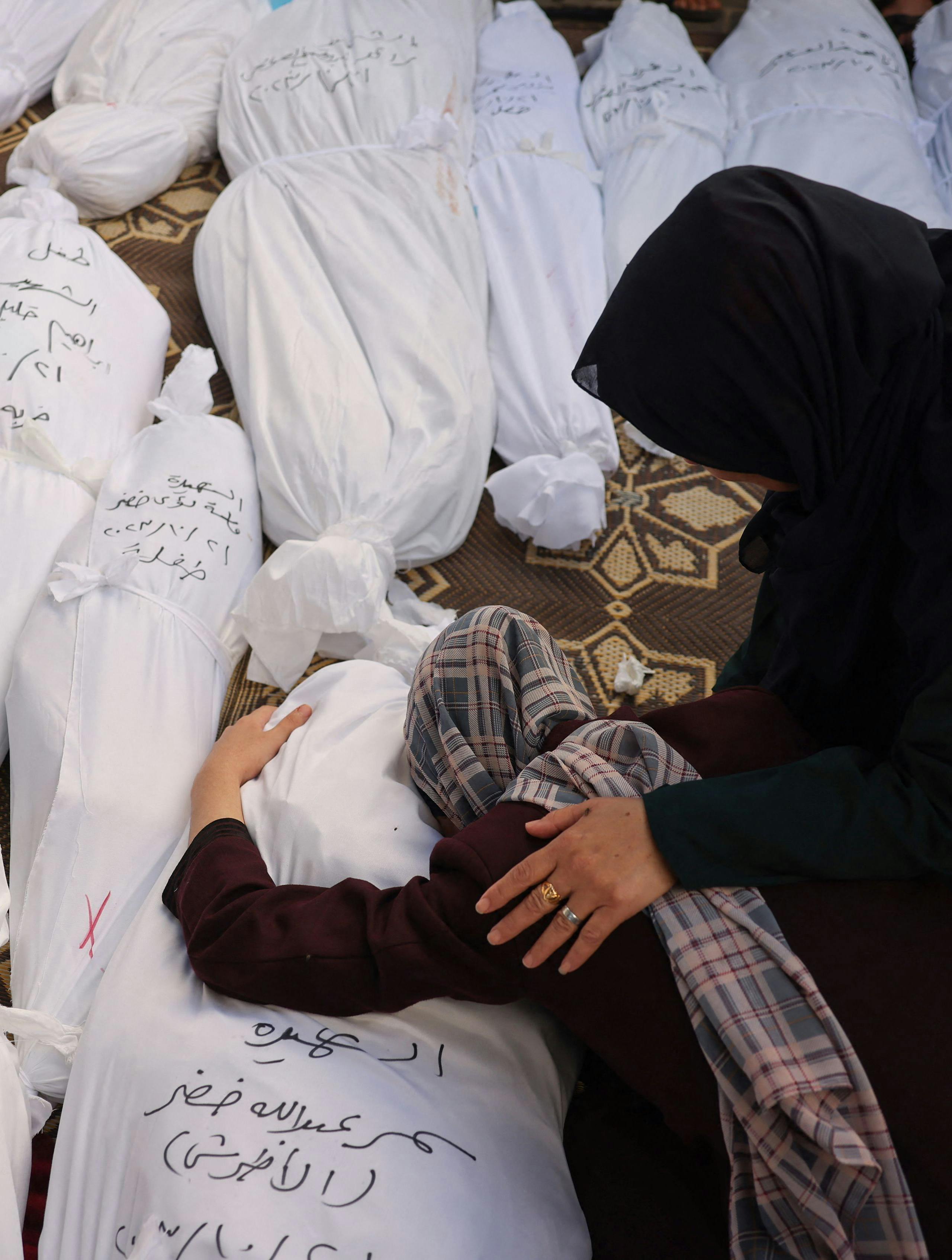 En kvinde finder sin søsters lig efter et israelsk bombardement i Rafah i det sydlige Gaza.