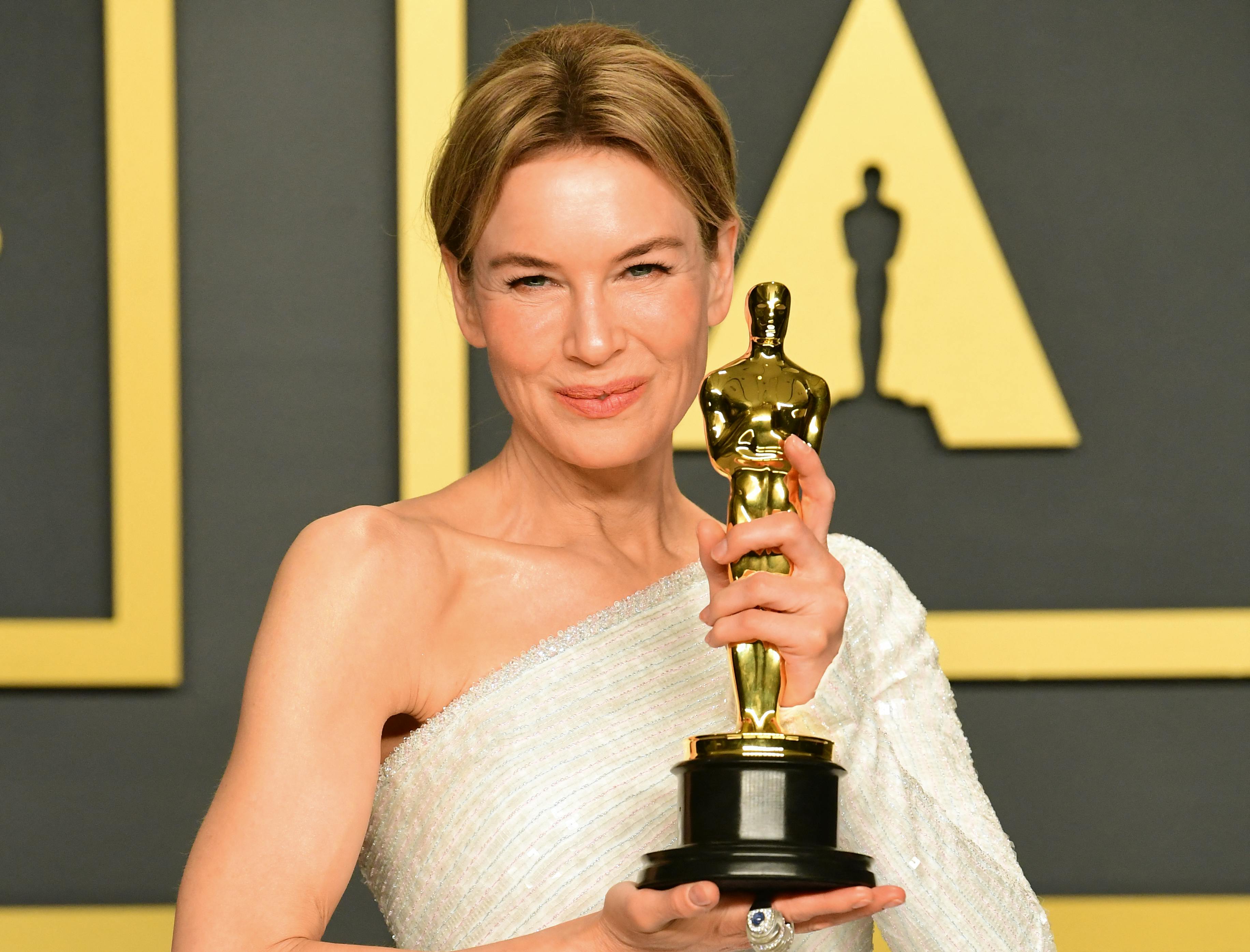 US actress Renee Zellweger poses in the press room with the Oscar for for Best Actress for "Judy" during the 92nd Oscars at the Dolby Theater in Hollywood, California on February 9, 2020.  FREDERIC J. BROWN / AFP