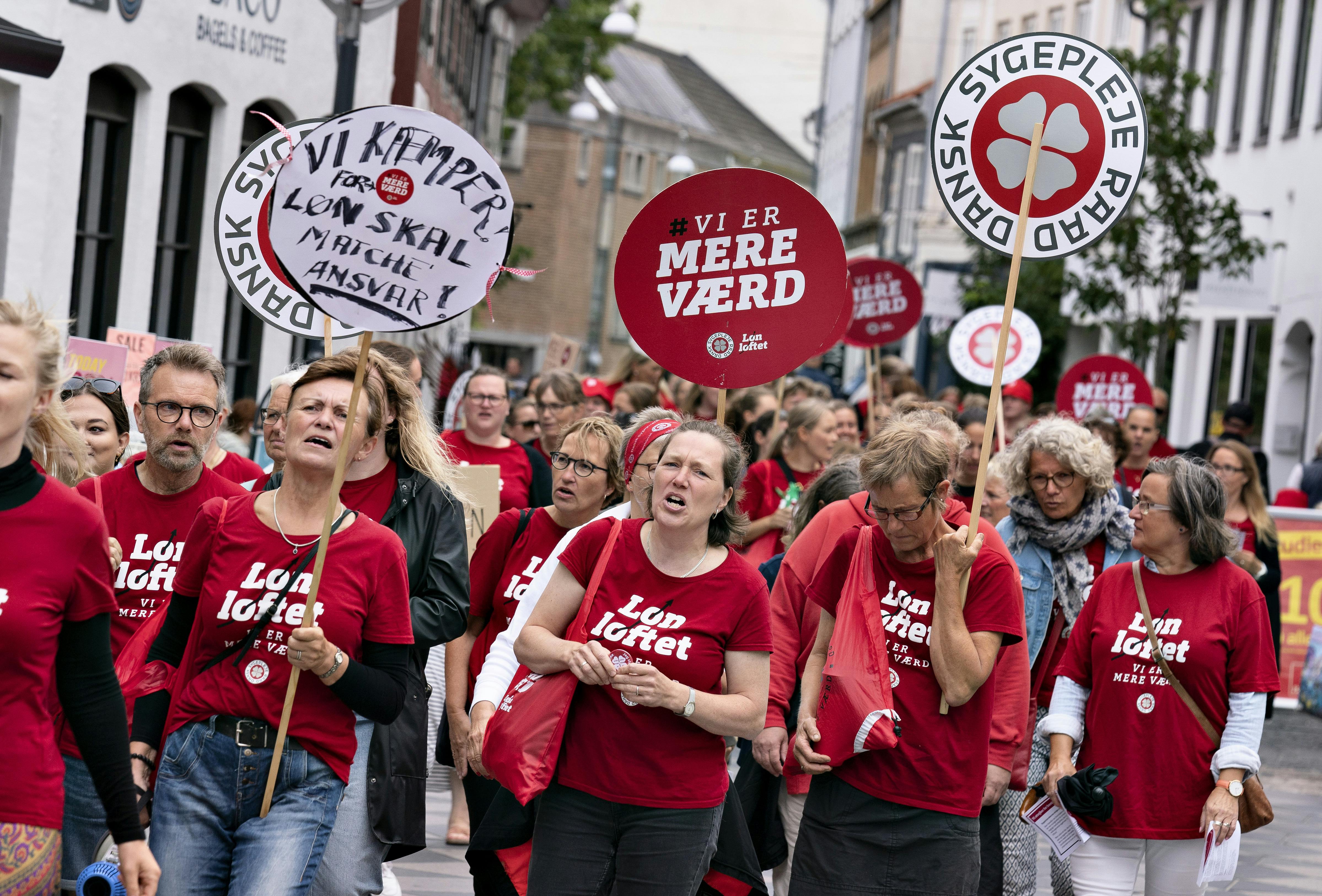 Sygeplejersker i strejke demonstrerer i Aalborgs midtby, fredag den 30. juli 2021. Strejken for mere i løn begyndte 19. juni og optrappes i august. Der var fredag 118 patienter i overbelægning ifl. fællestillidsmanden på Aalborg Universitetshospital, det svarer til 6 ekstra afdelinger.. (Foto: Henning Bagger/Ritzau Scanpix)