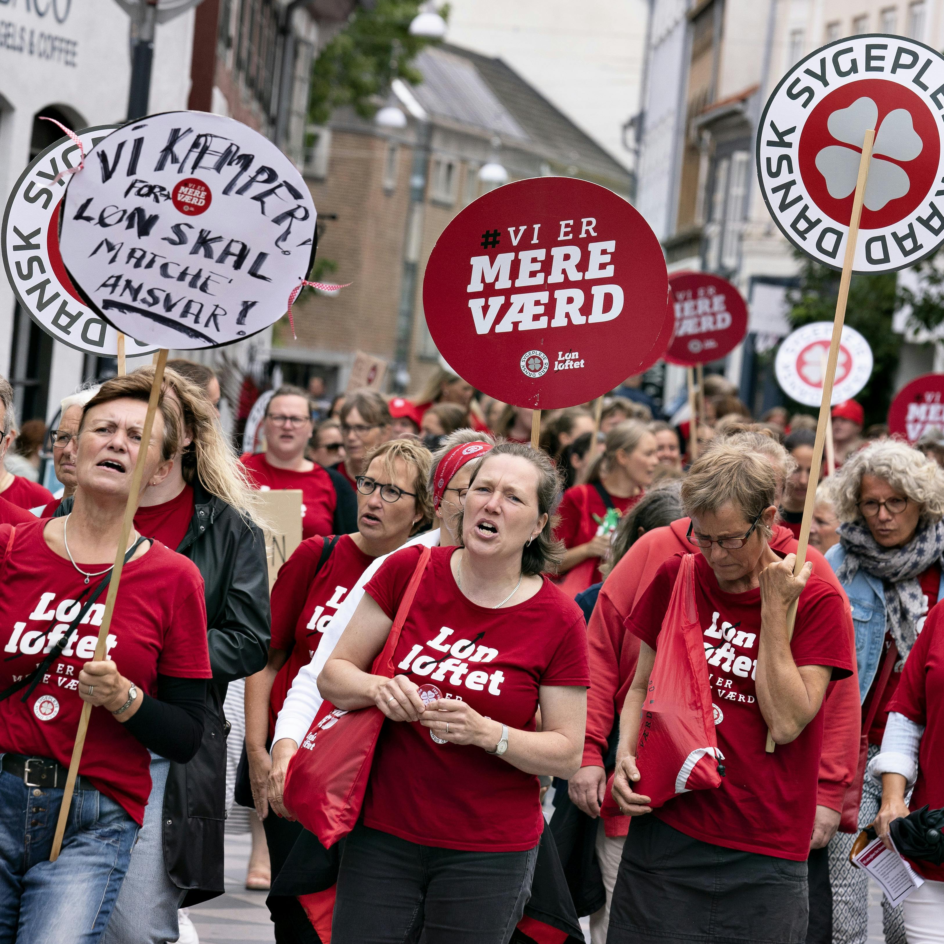 Sygeplejersker i strejke demonstrerer i Aalborgs midtby, fredag den 30. juli 2021. Strejken for mere i løn begyndte 19. juni og optrappes i august. Der var fredag 118 patienter i overbelægning ifl. fællestillidsmanden på Aalborg Universitetshospital, det svarer til 6 ekstra afdelinger.. (Foto: Henning Bagger/Ritzau Scanpix)
