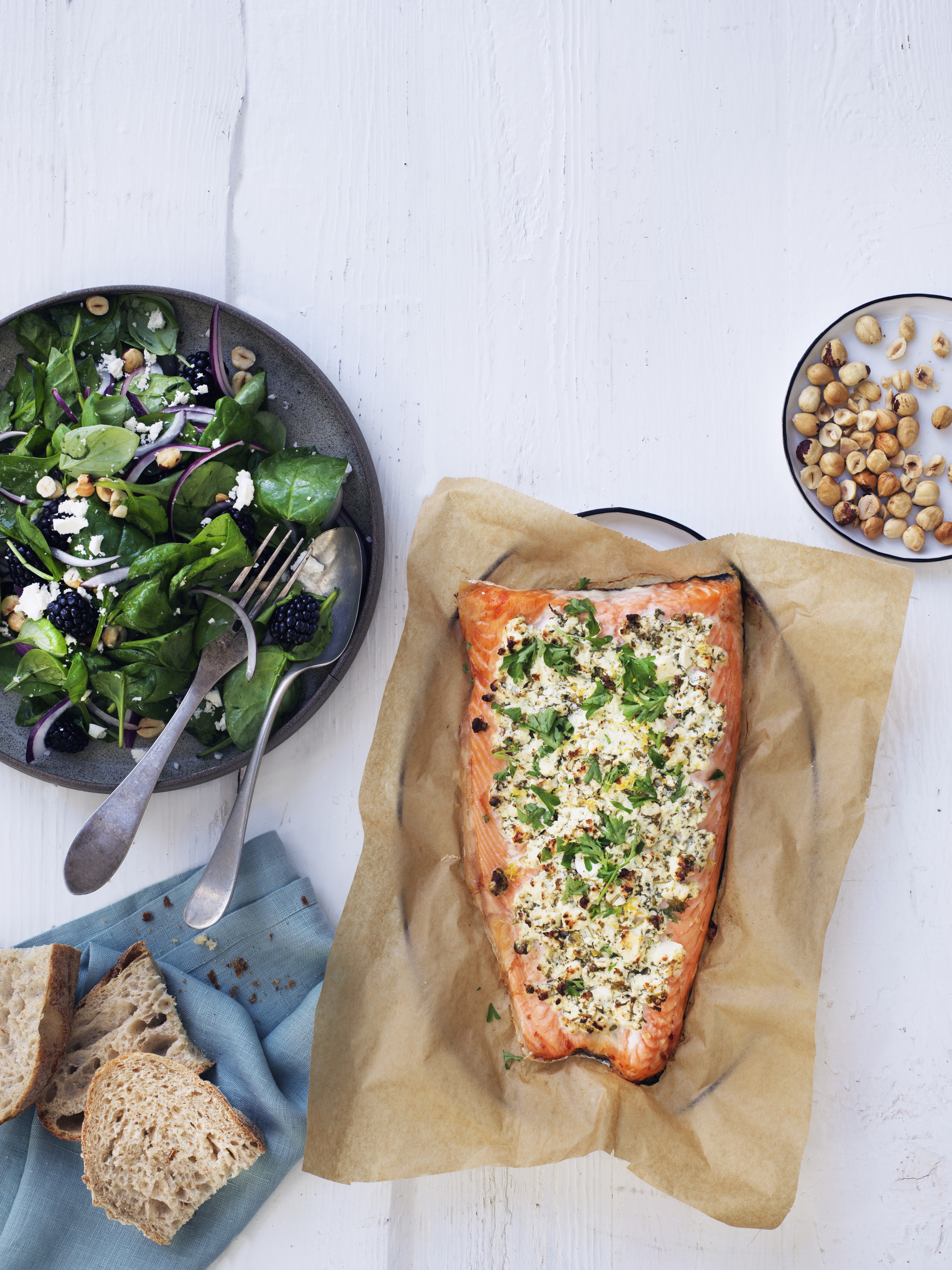 Bagt laks med fetacrumble og brombærsalat