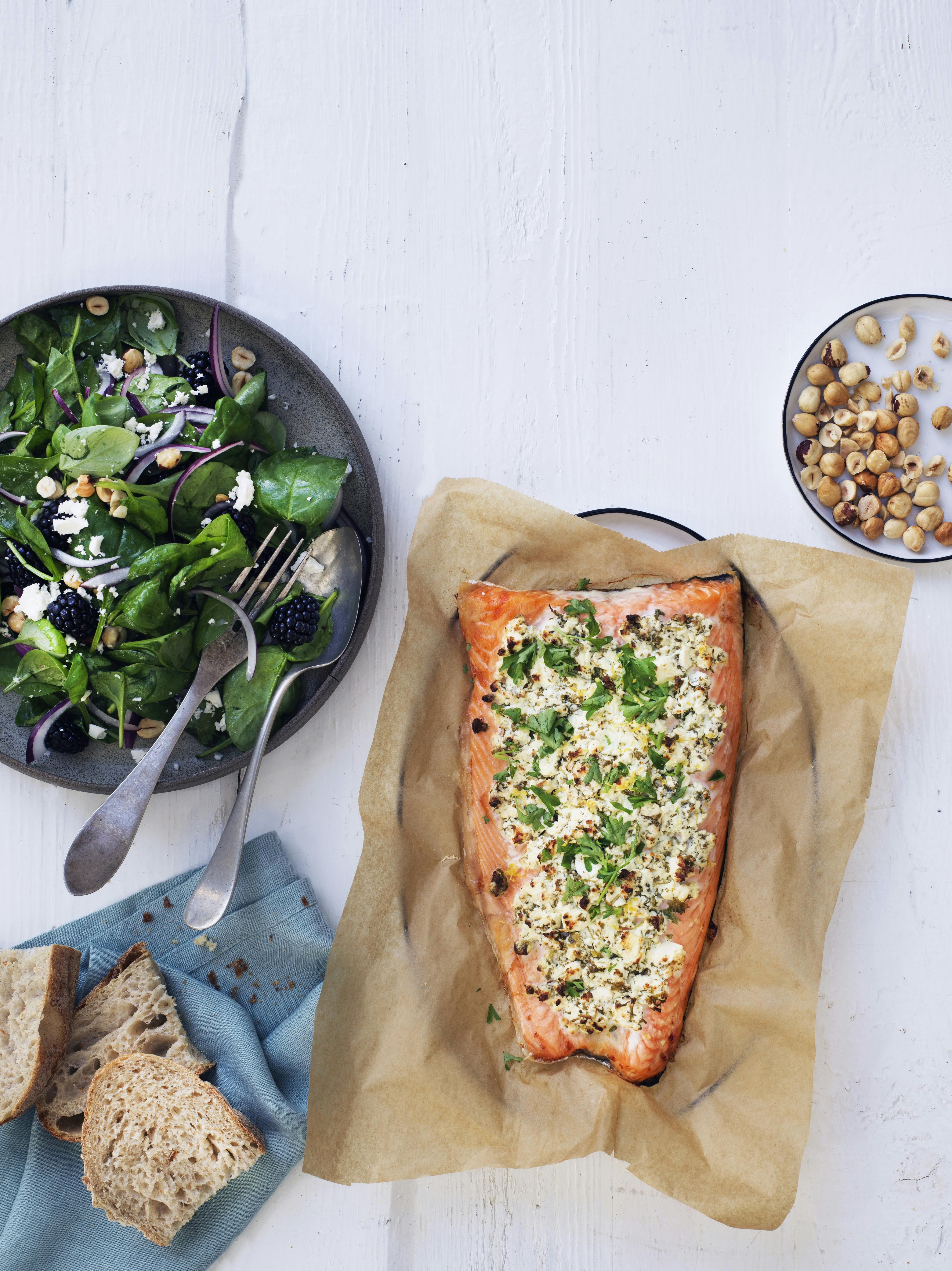 Bagt laks med fetacrumble og brombærsalat