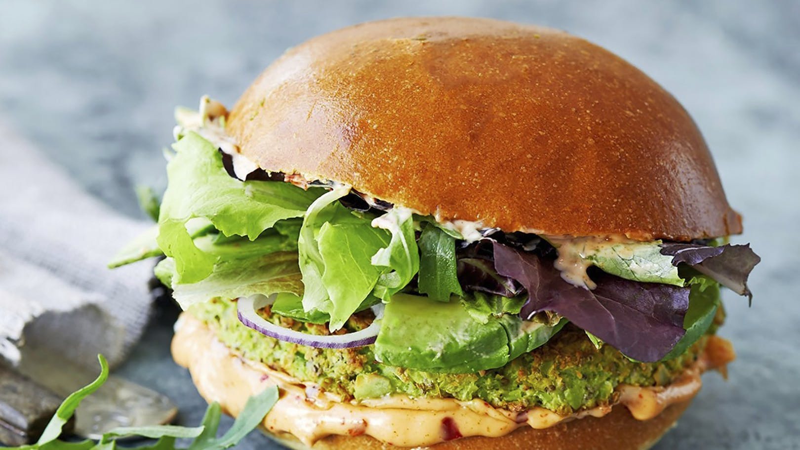 Burger med edamame-bøf og chilimayo