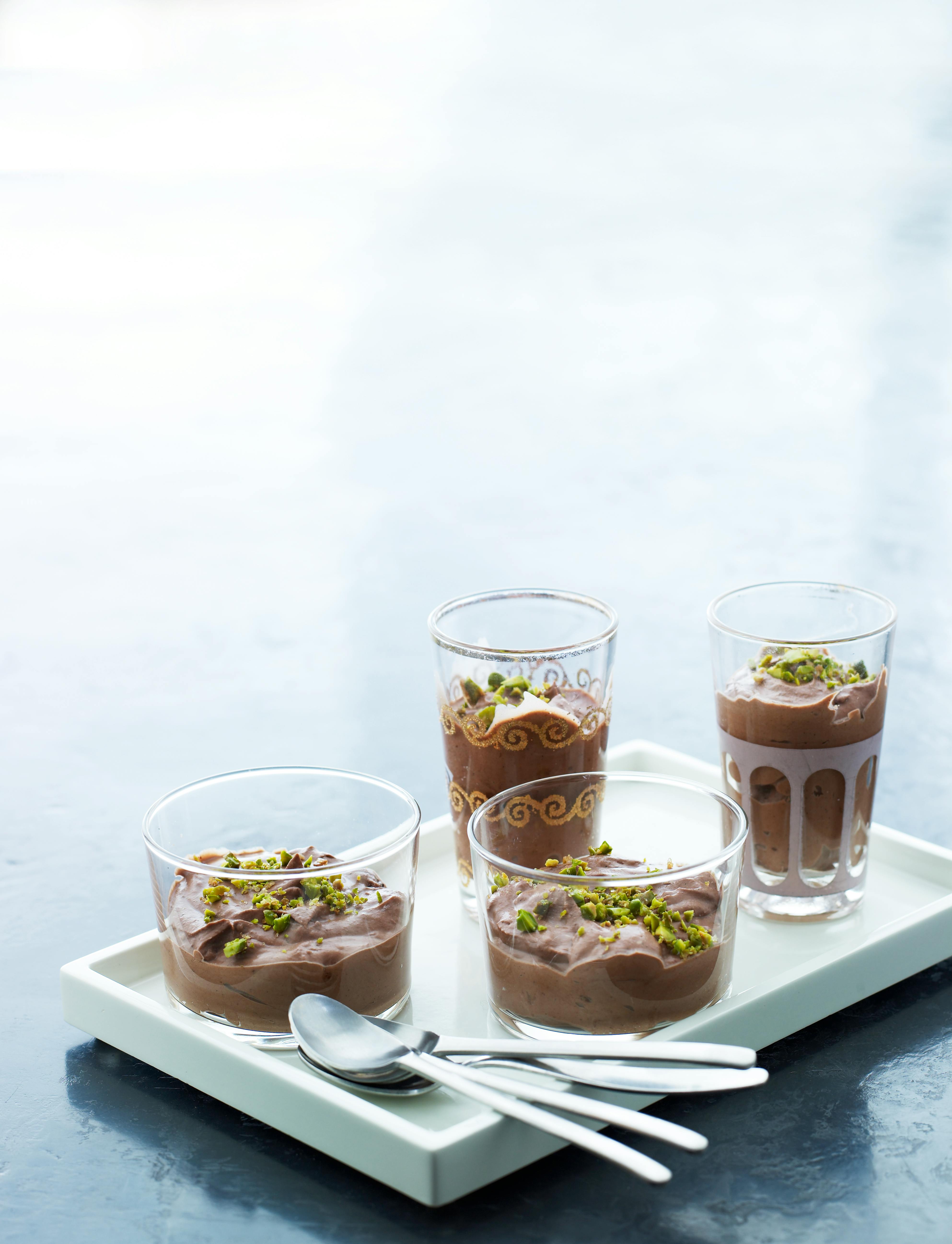 Chokolademousse med sukkerristede pistacienødder