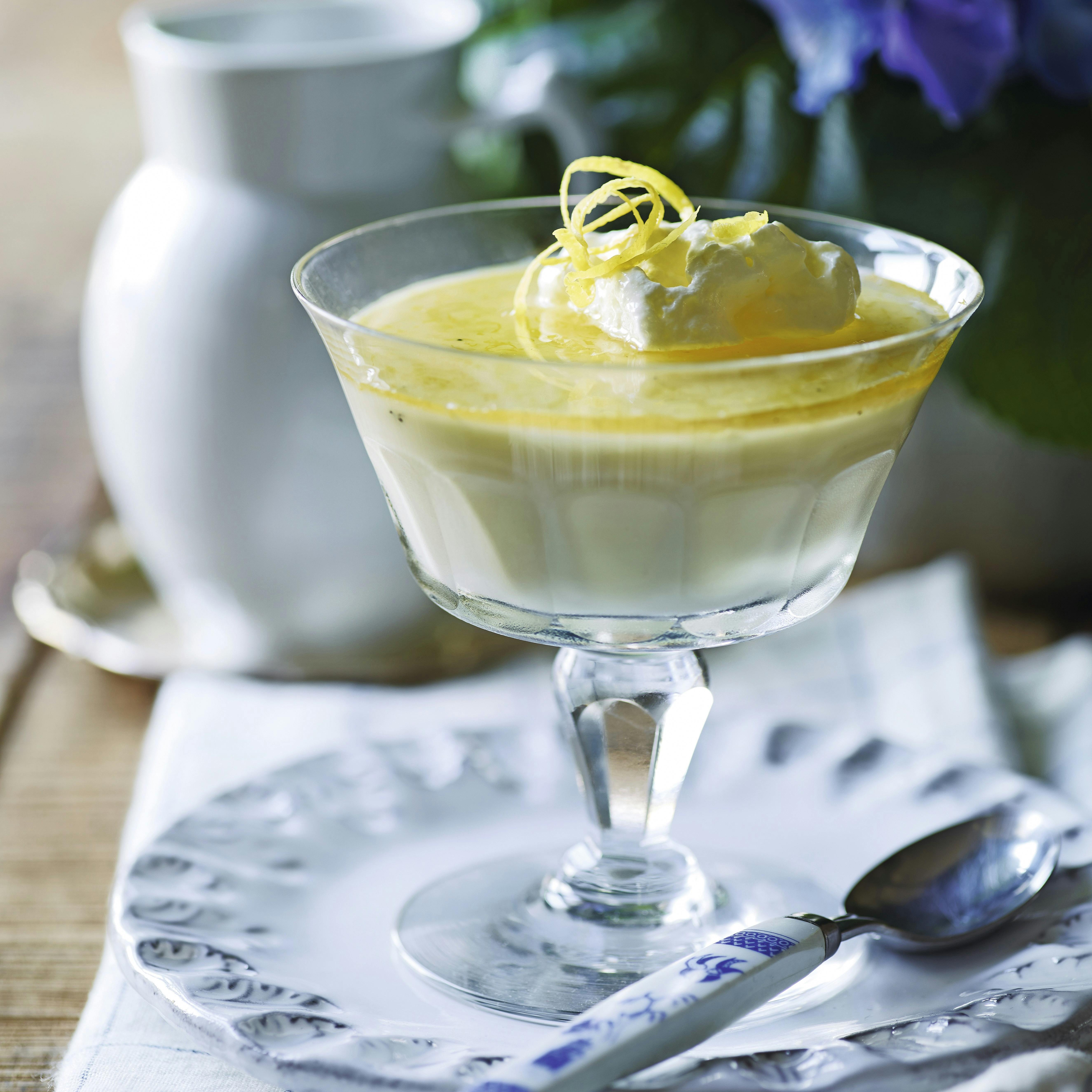 Panna cotta med flødeskum og citronsirup