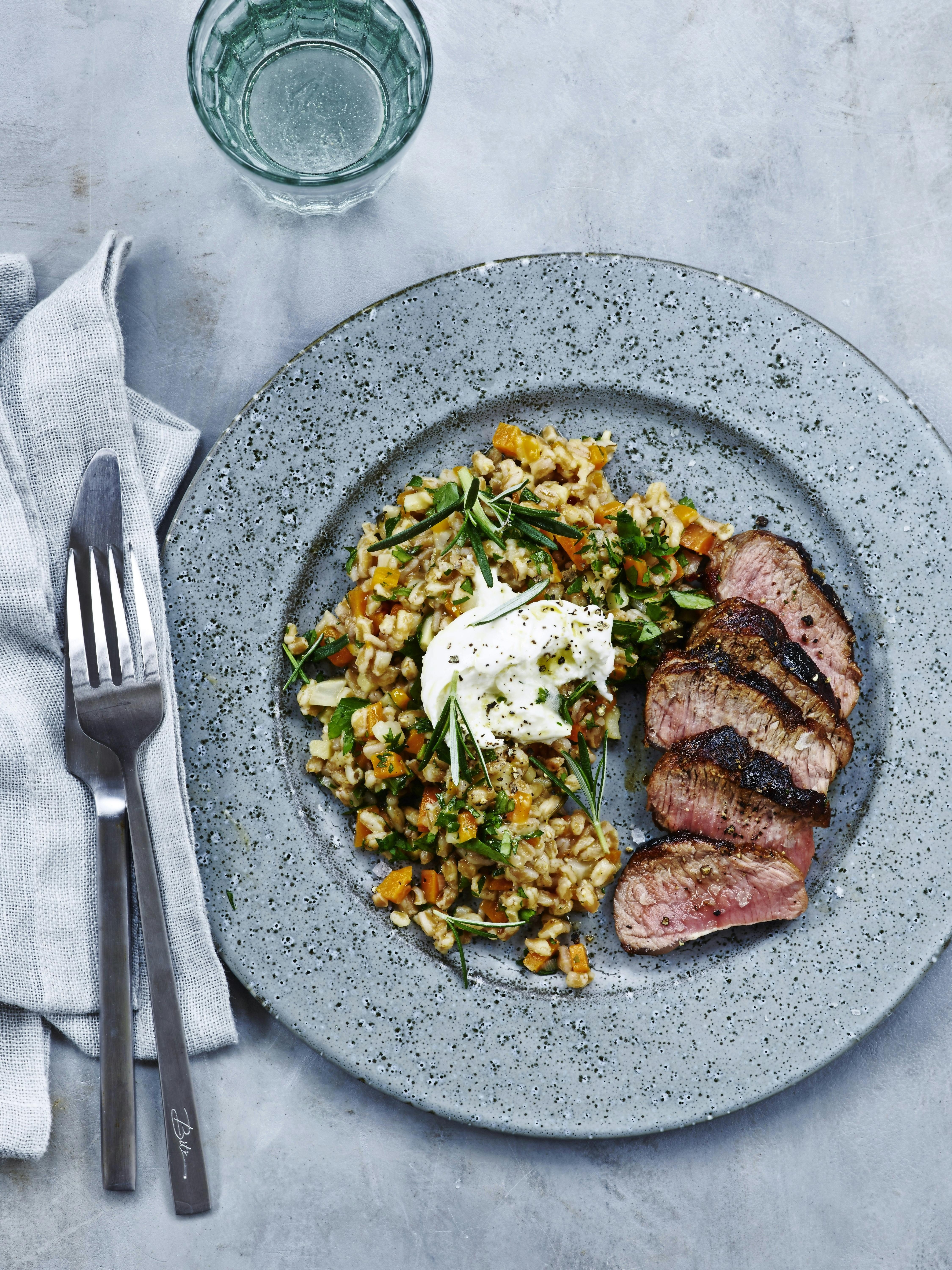 Stegt lammefilet med perleotto og rodfrugter