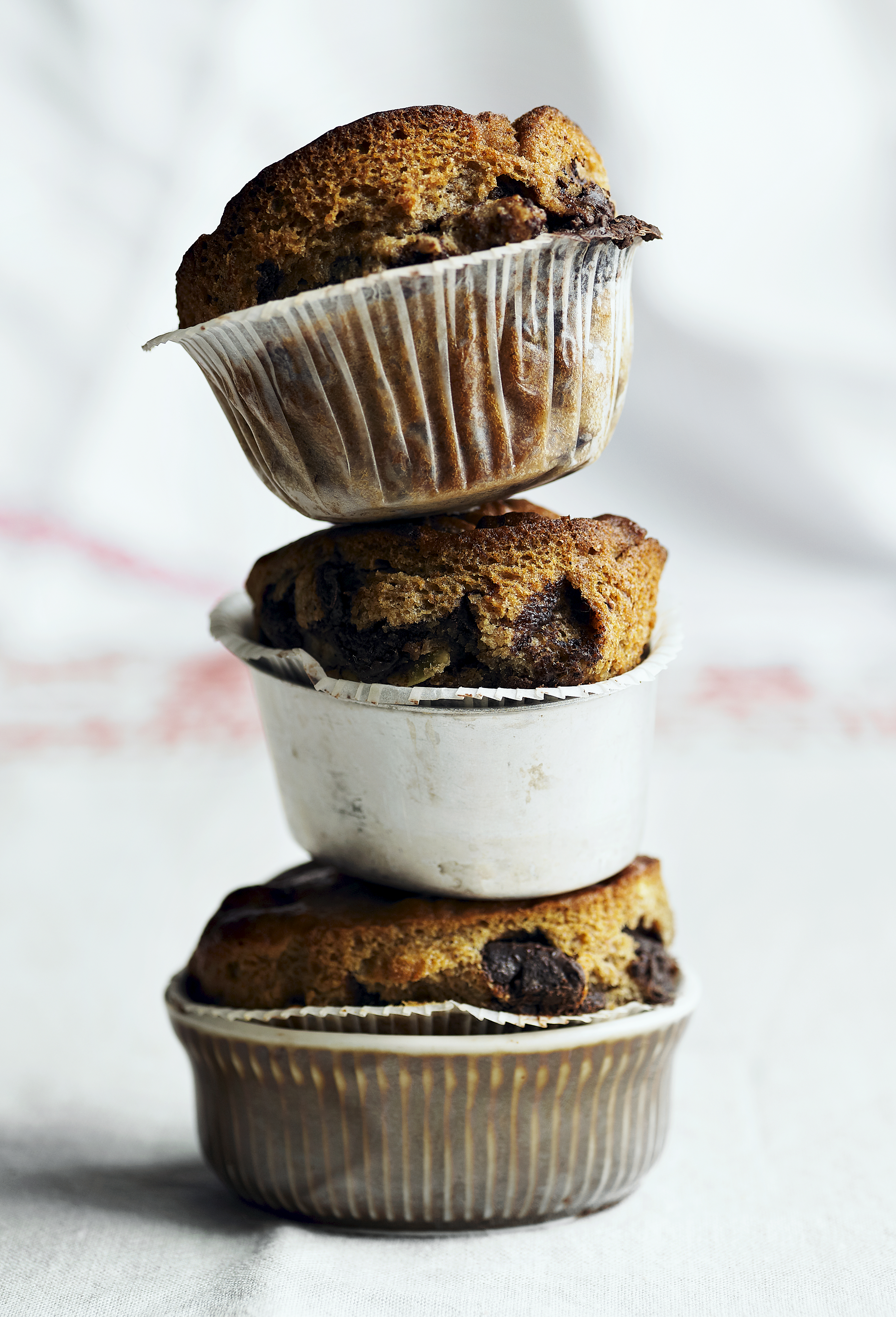 Bananmuffins med chokolade, nødder og marcipan