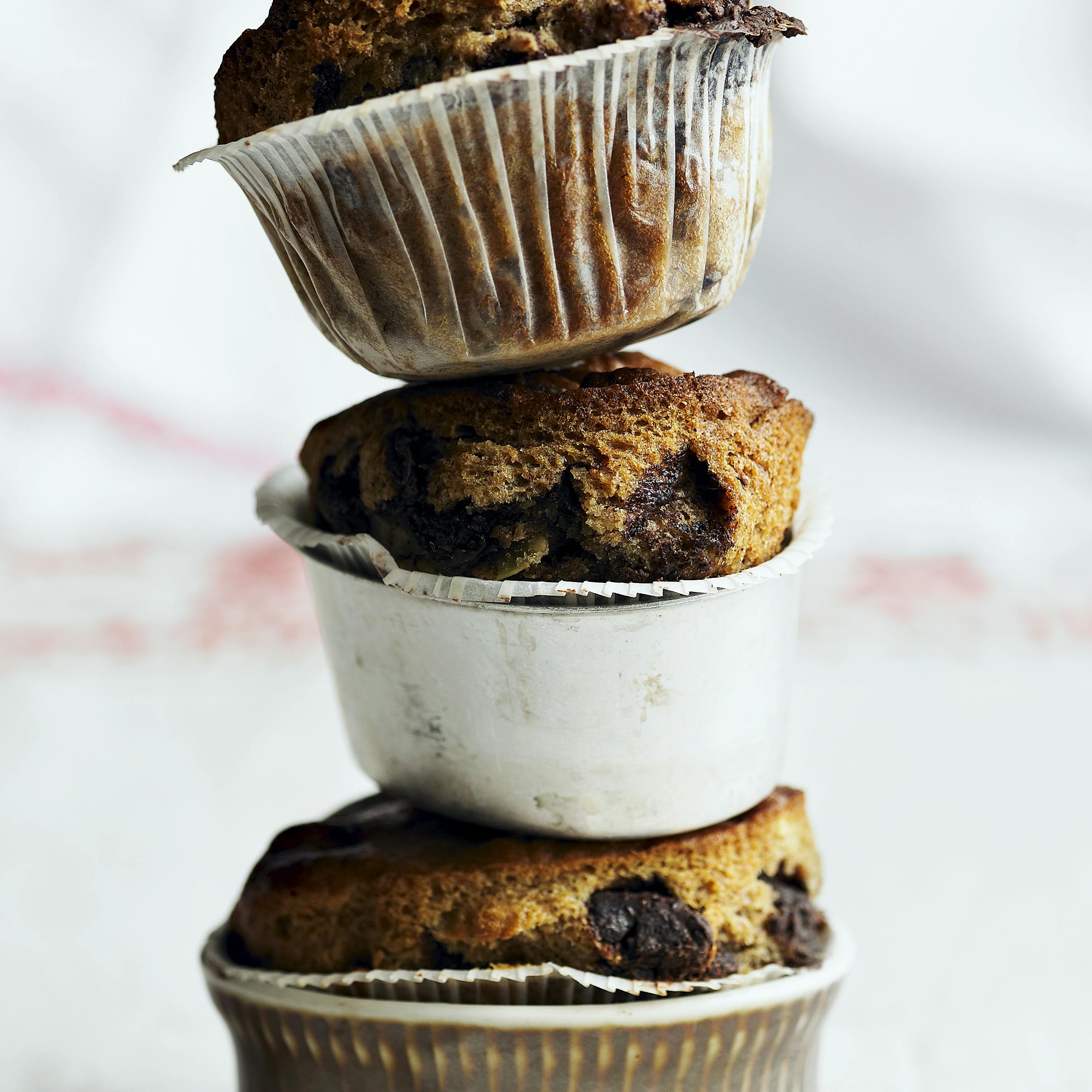 Bananmuffins med chokolade, nødder og marcipan