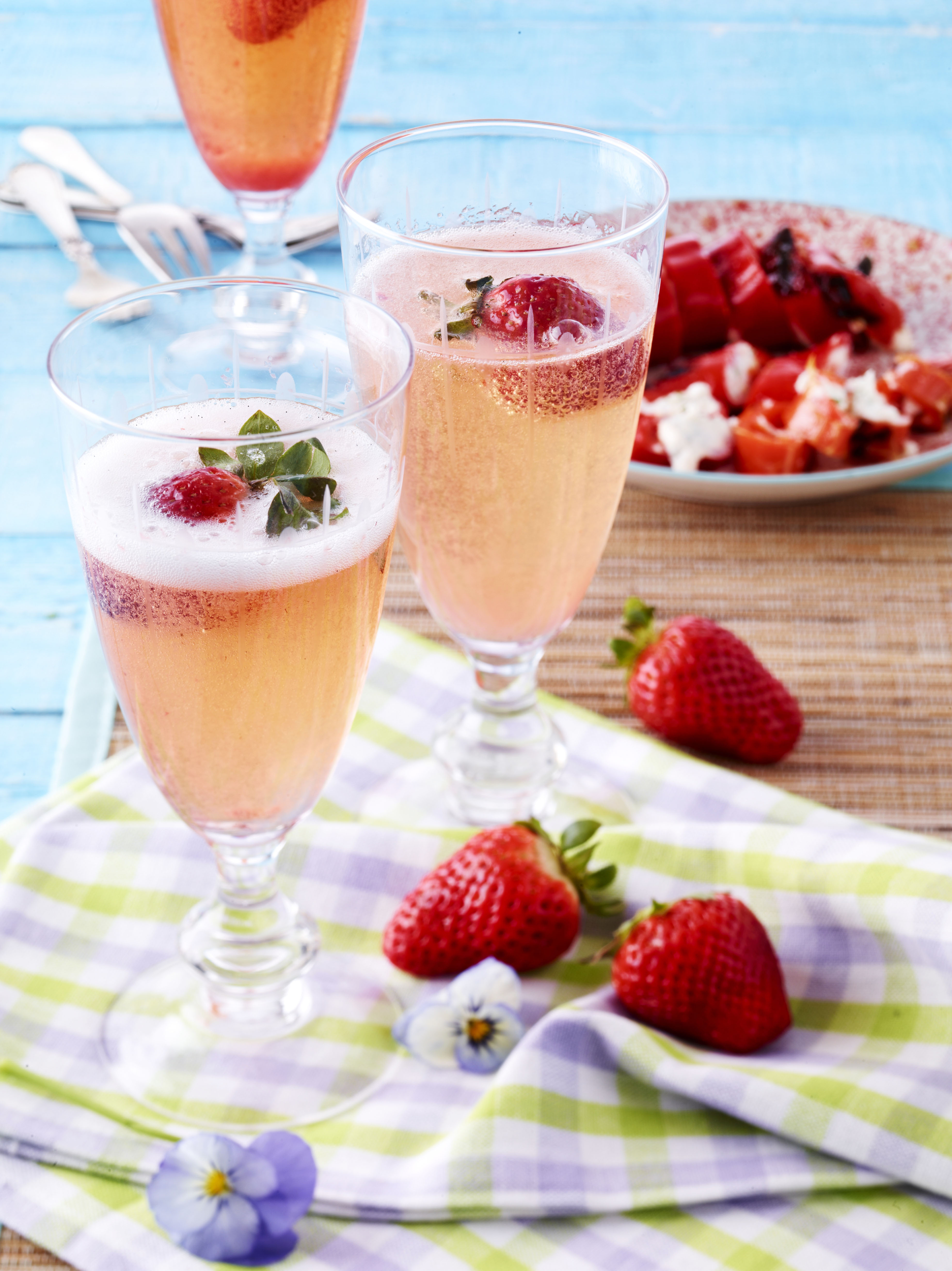 Bobler med jordbær og jordbærsirup