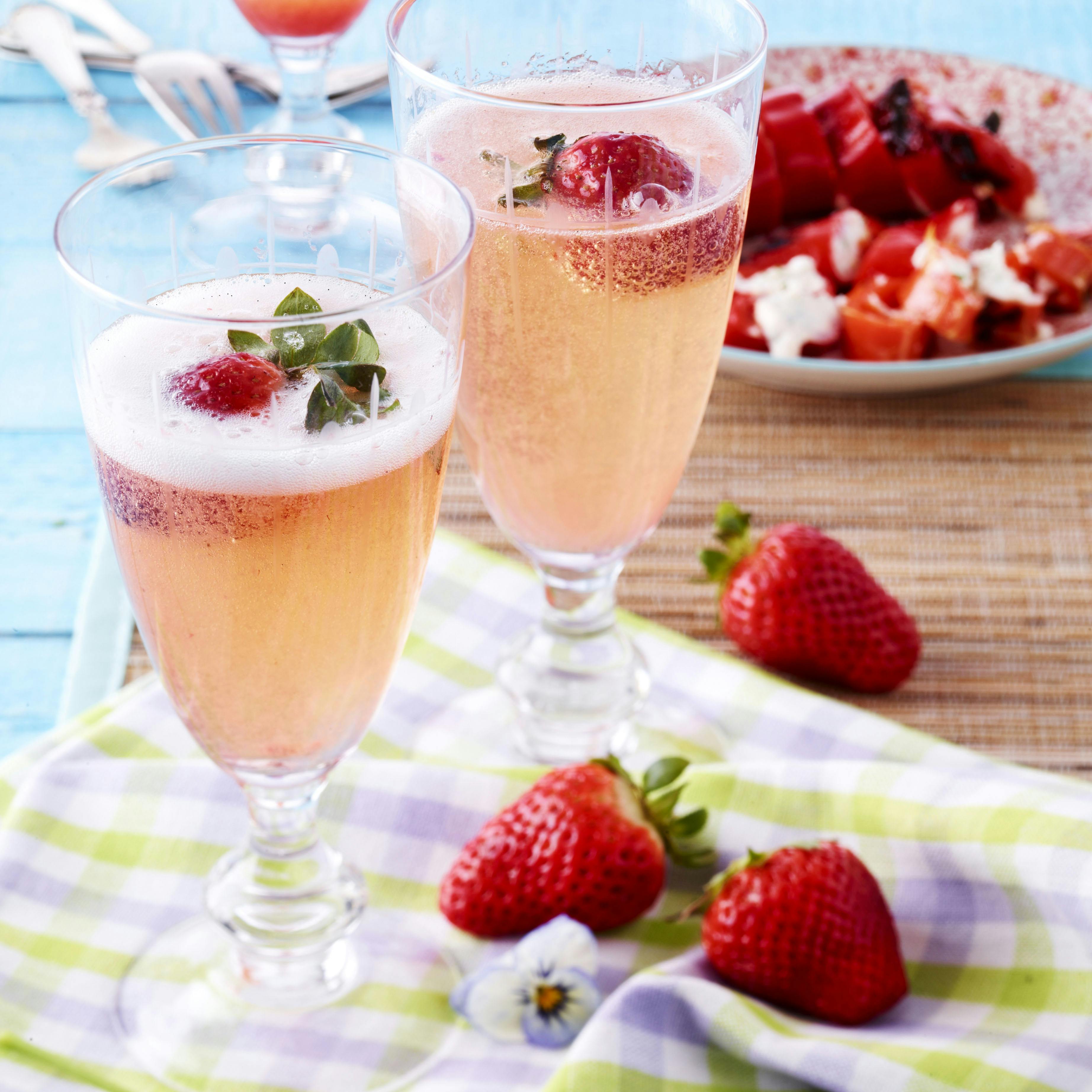 Bobler med jordbær og jordbærsirup