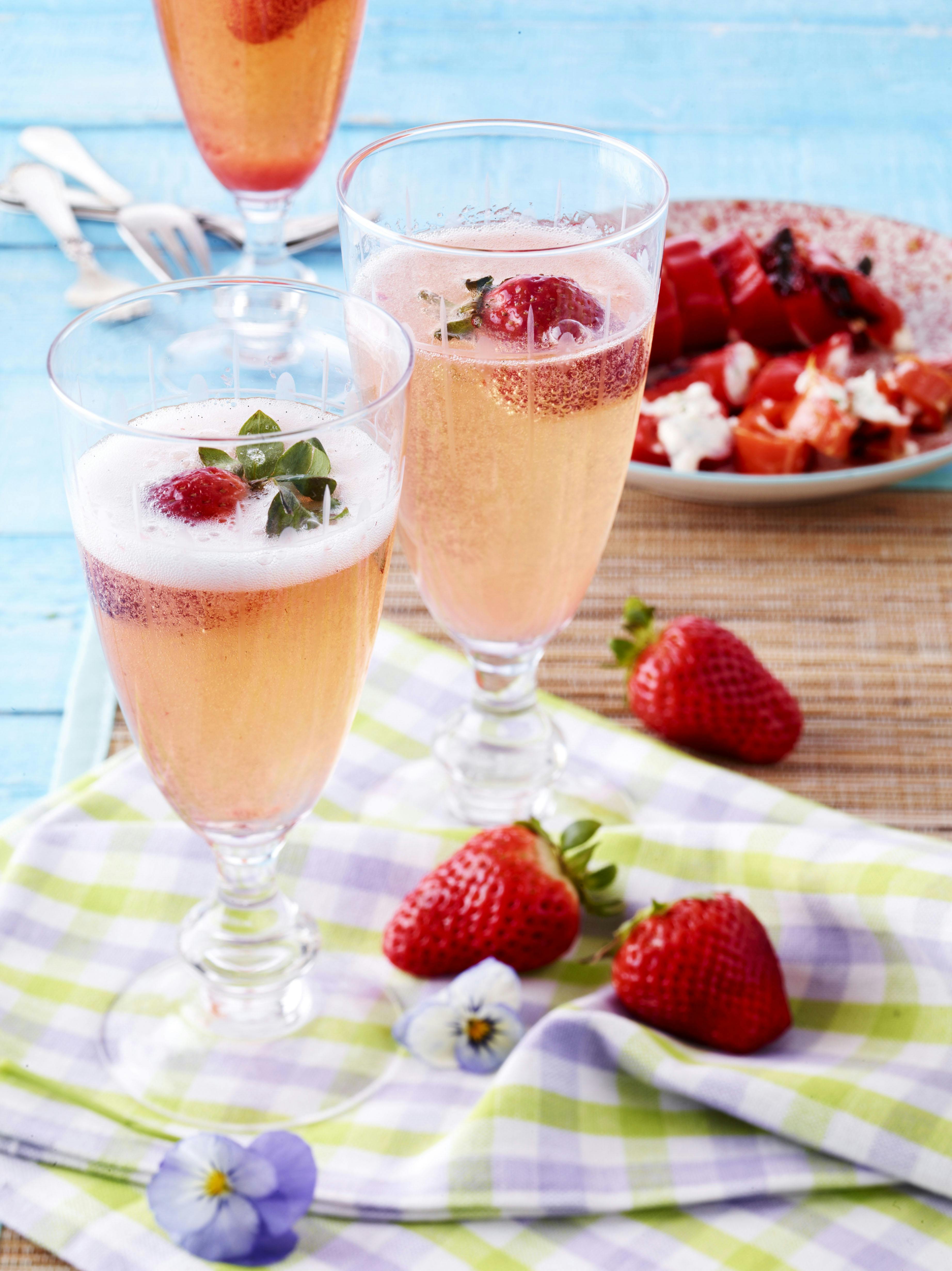 Bobler med jordbær og jordbærsirup