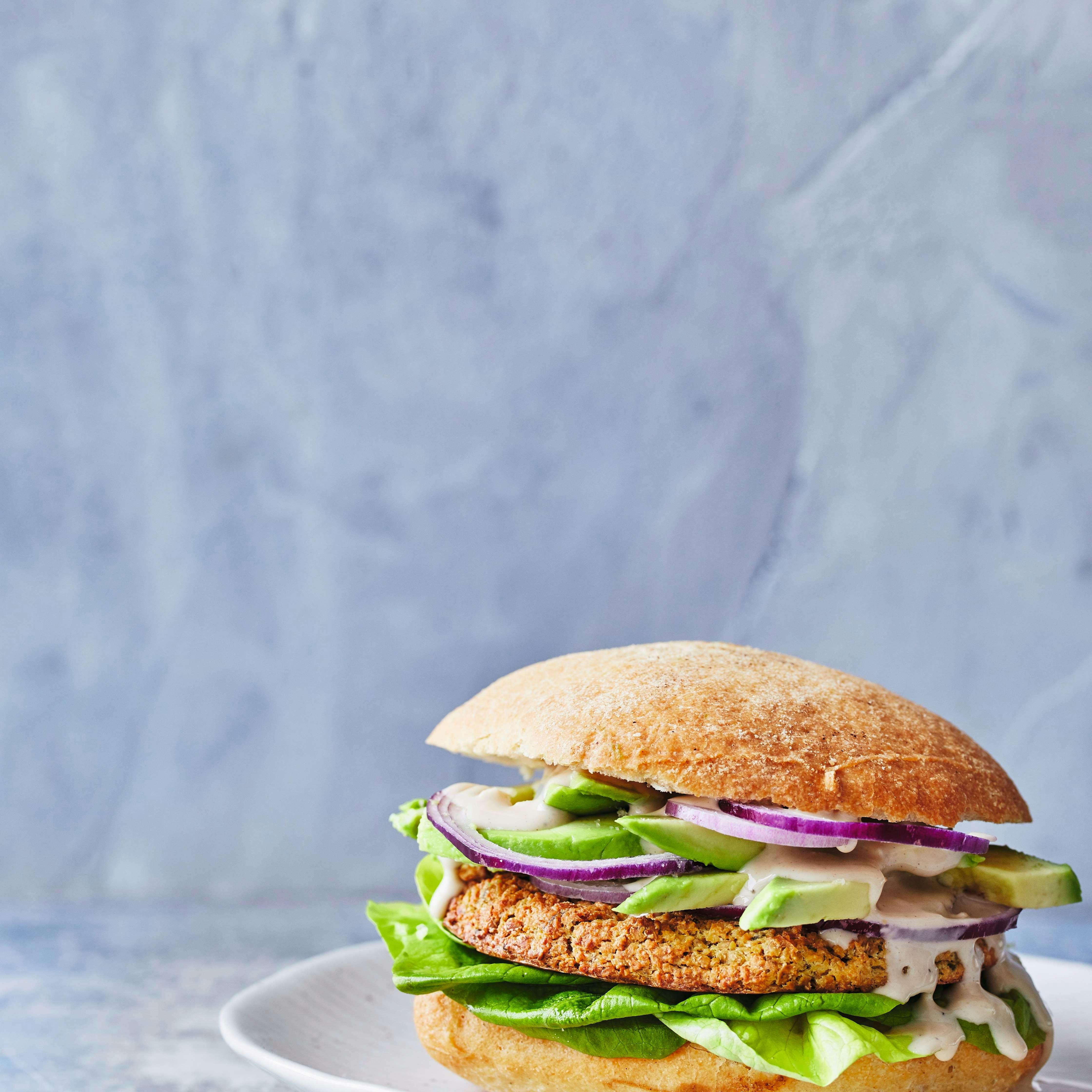 Falafelburger med tahindressing 