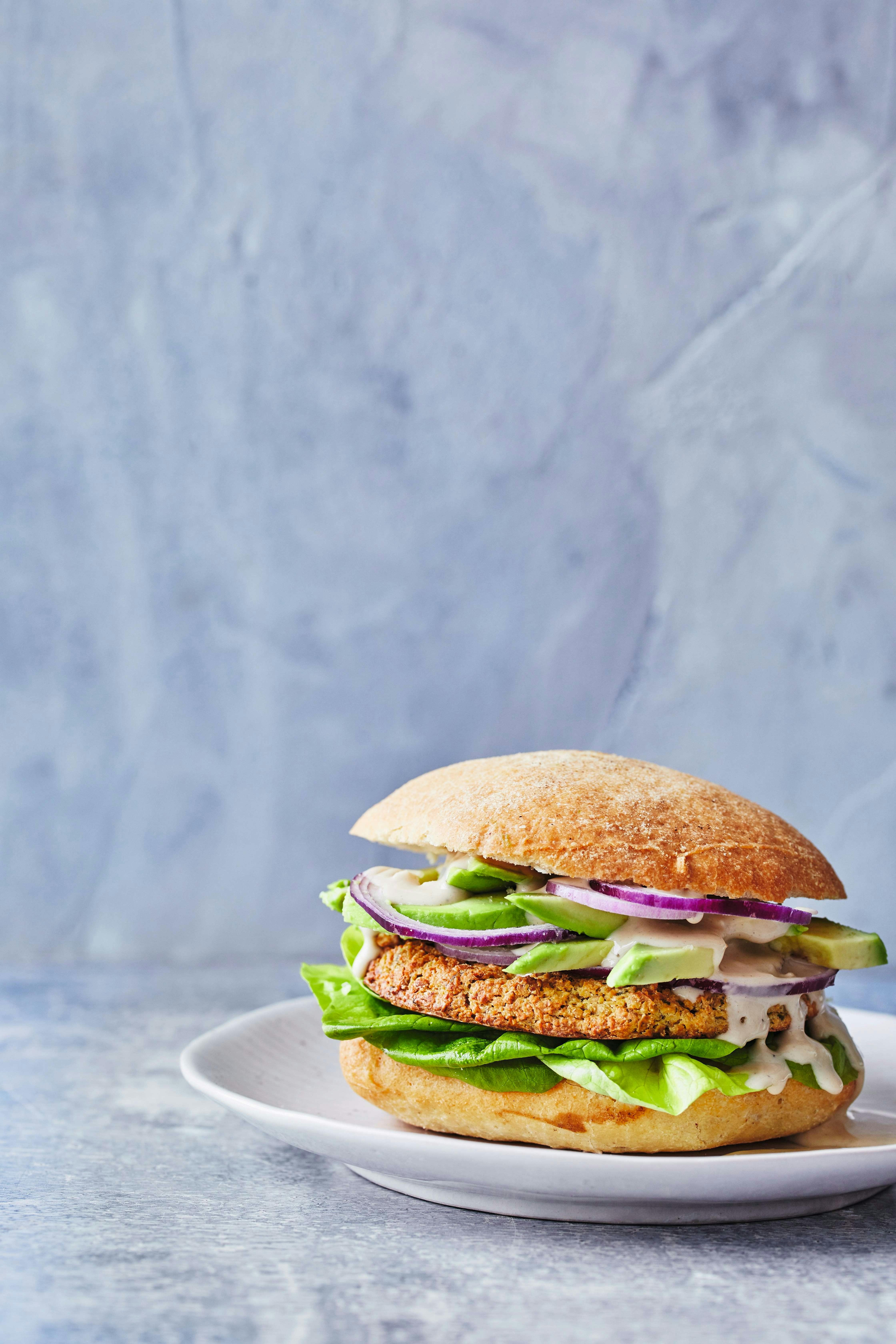 Falafelburger med tahindressing