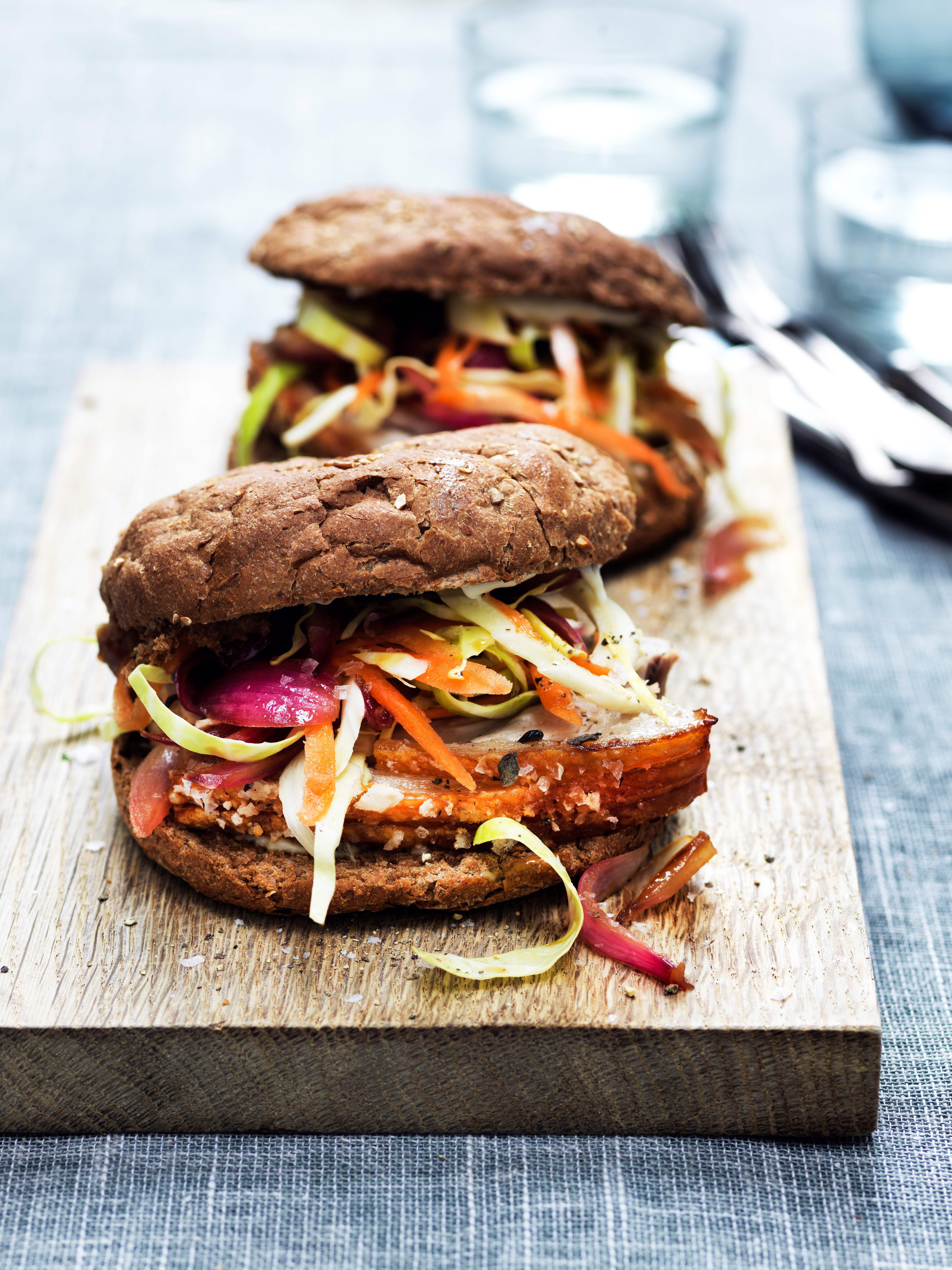 Flæskestegssandwich med kålsalat og syltede rødløg