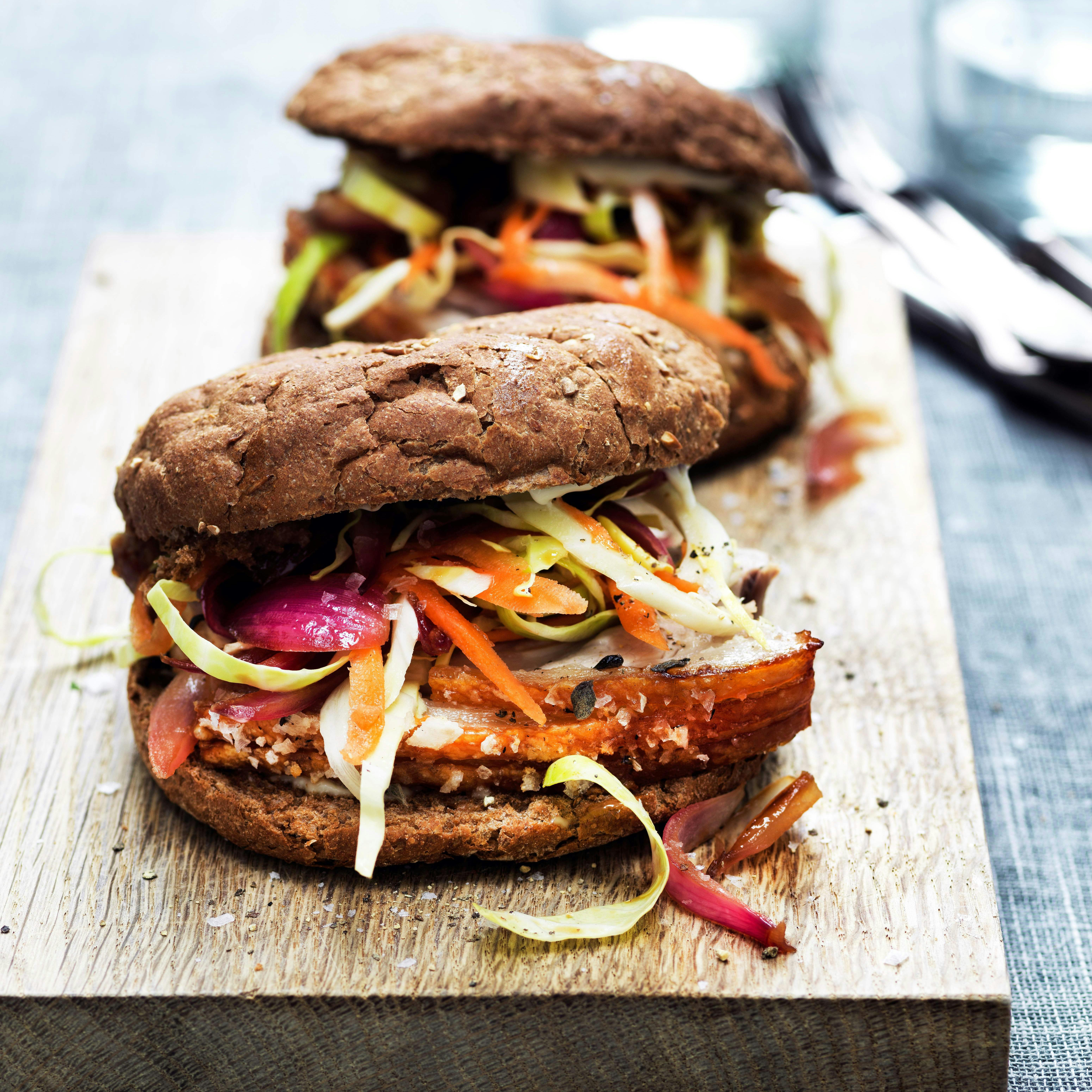 Flæskestegssandwich med kålsalat og syltede rødløg