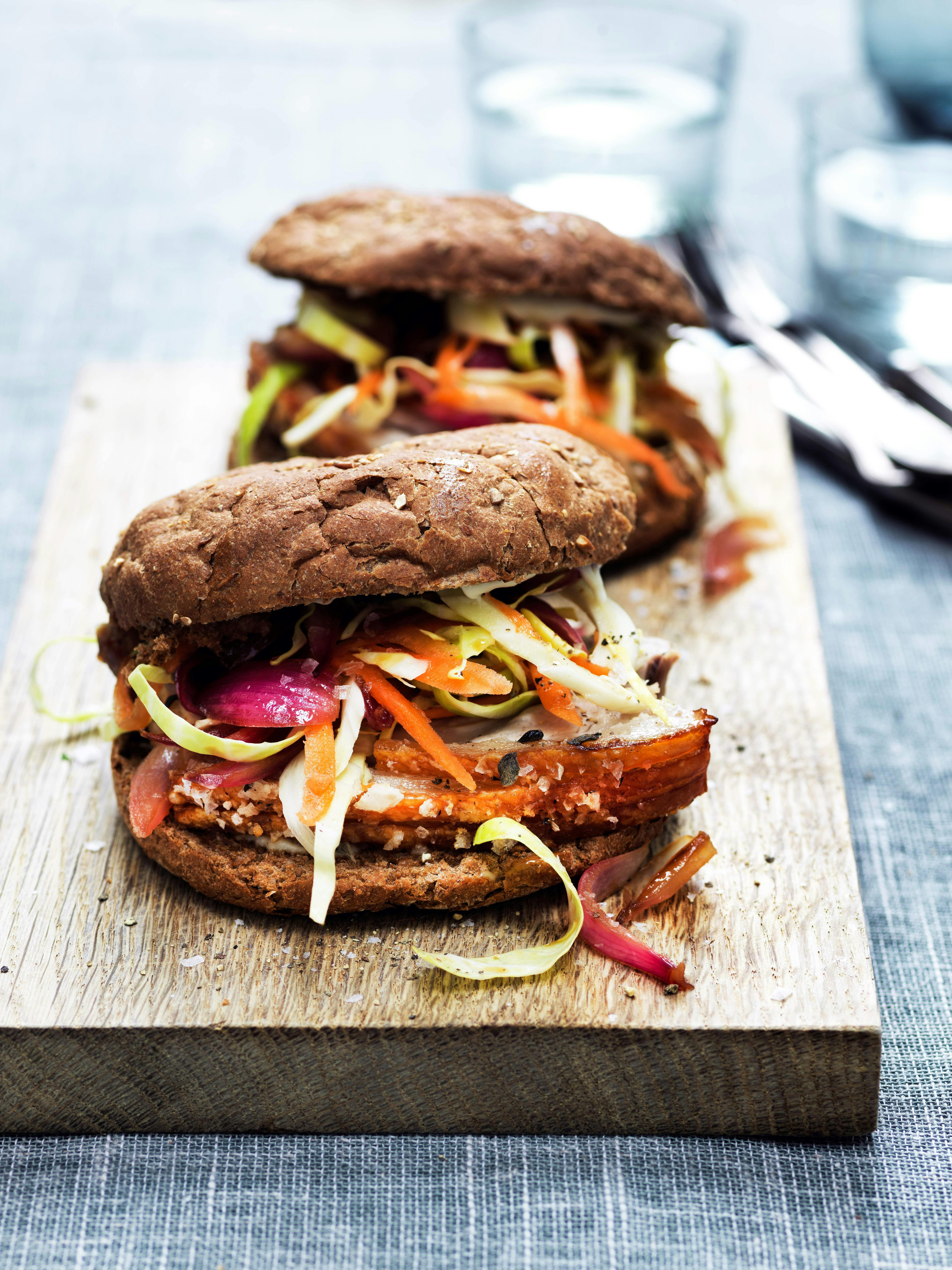 Flæskestegssandwich med kålsalat og syltede rødløg