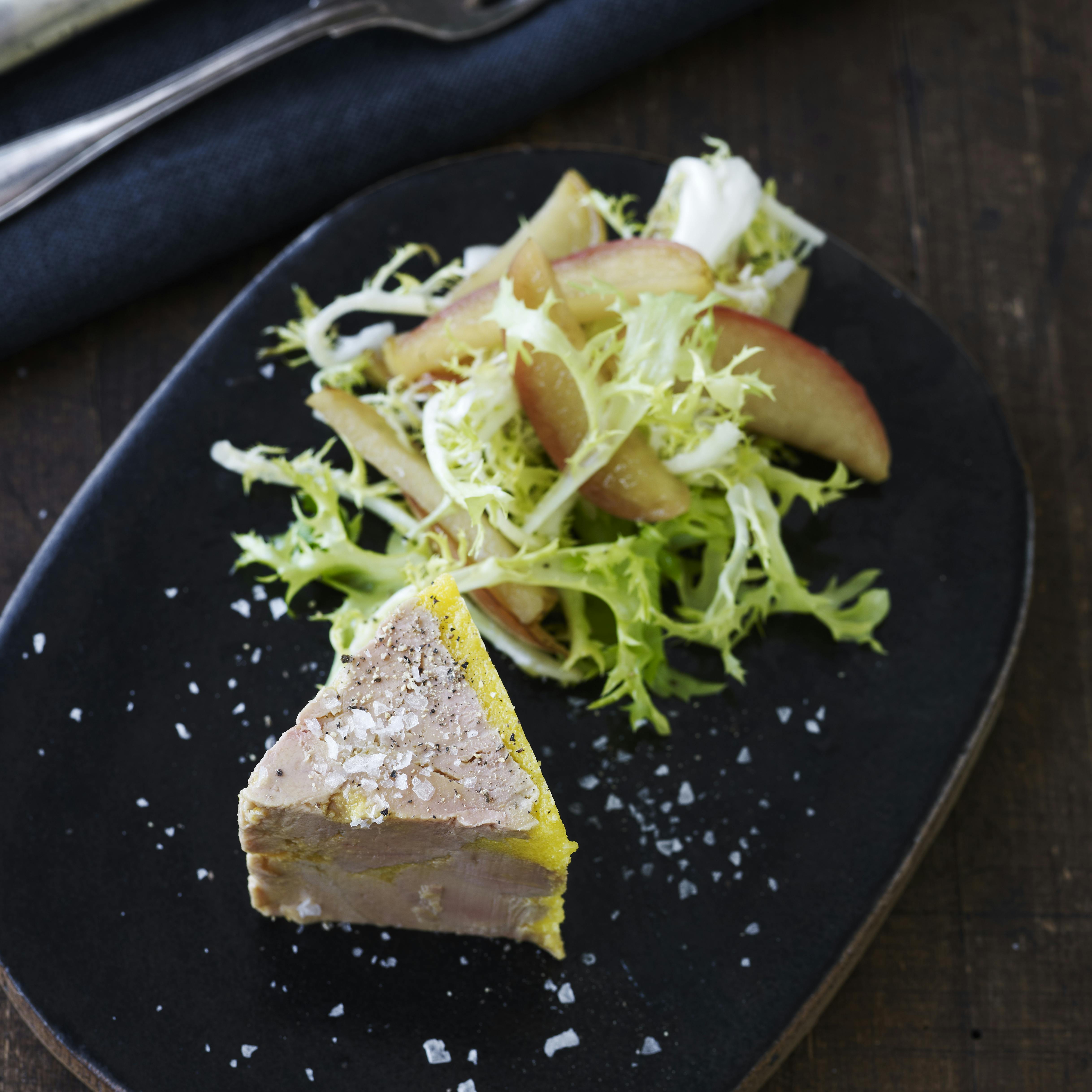 Foie gras-terrine og salat med æbler