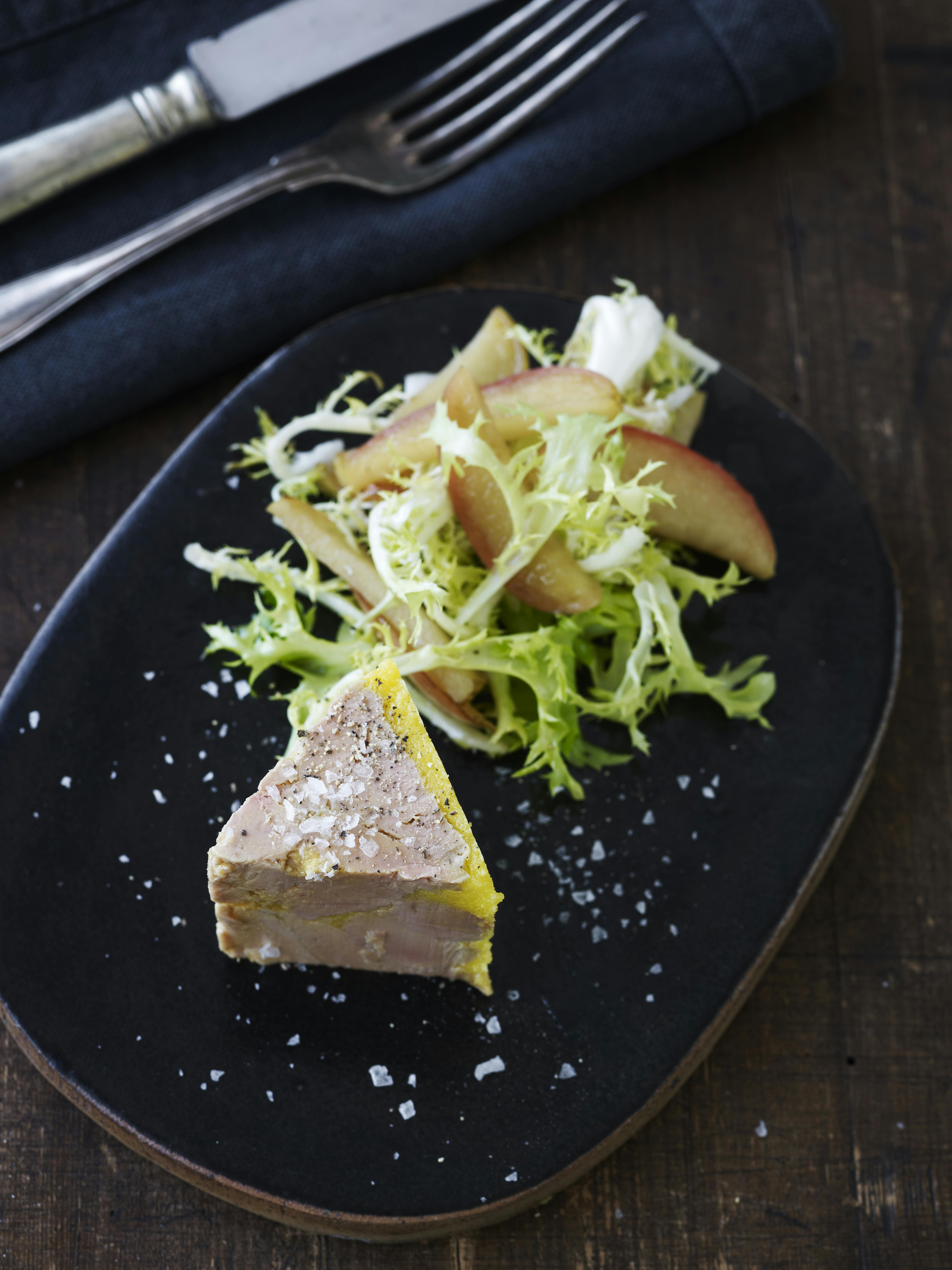 Foie gras-terrine og salat med æbler