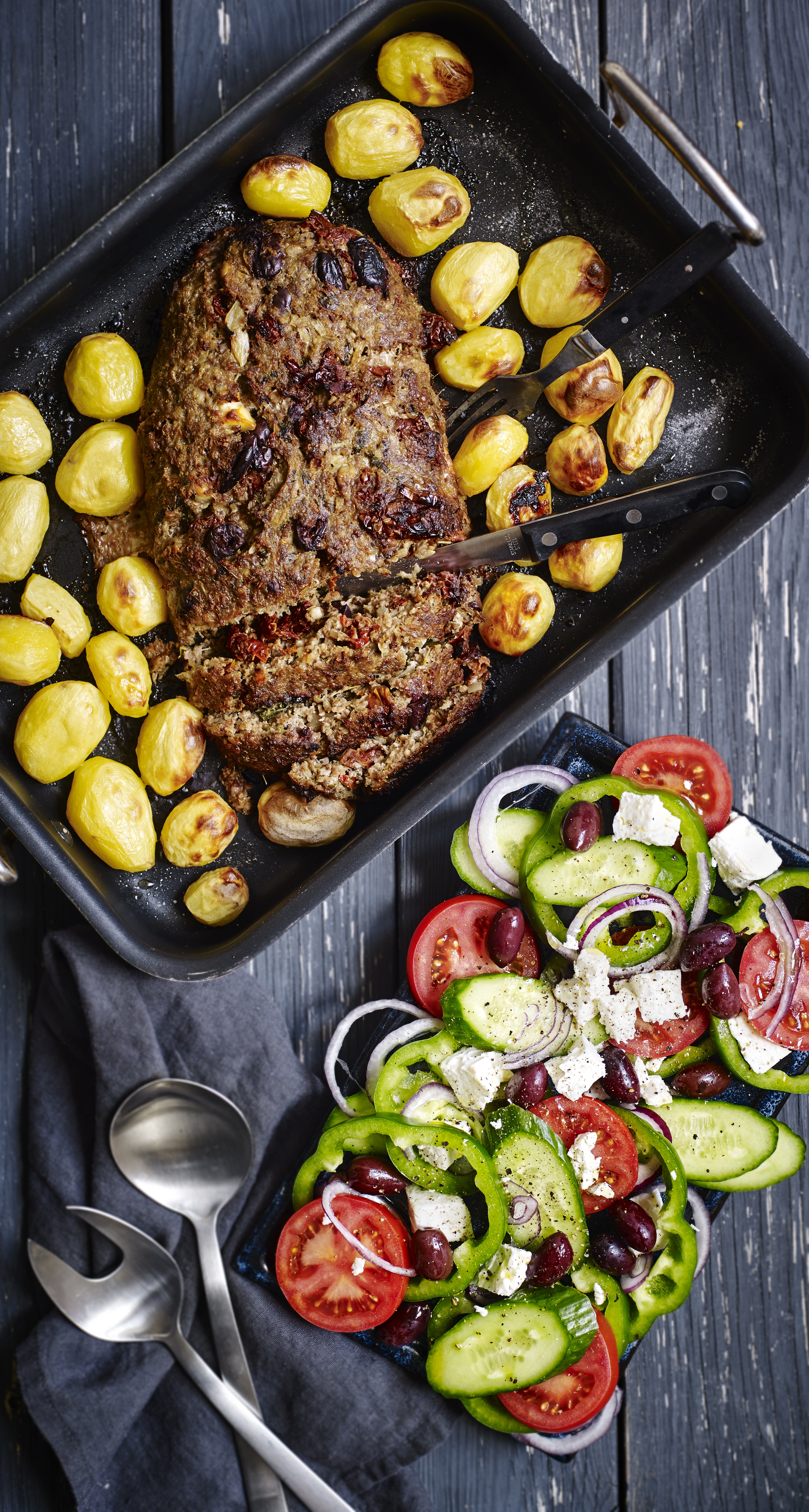Krydret græsk farsbrød med kartofler og græsk salat